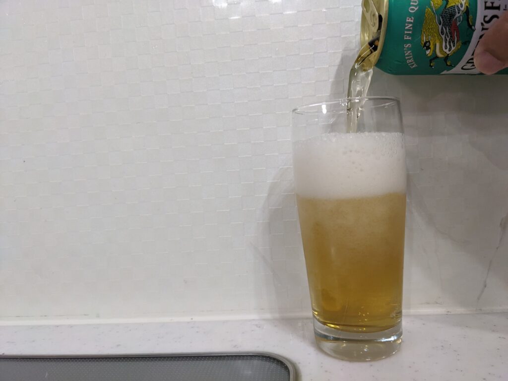 グラスに8割程グリーンズフリーを注いだところ