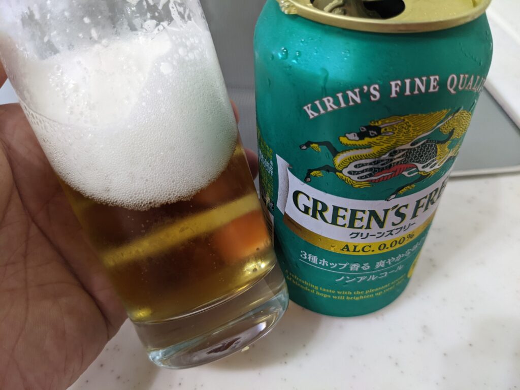グリーンズフリーが入ったグラスを傾けているところ