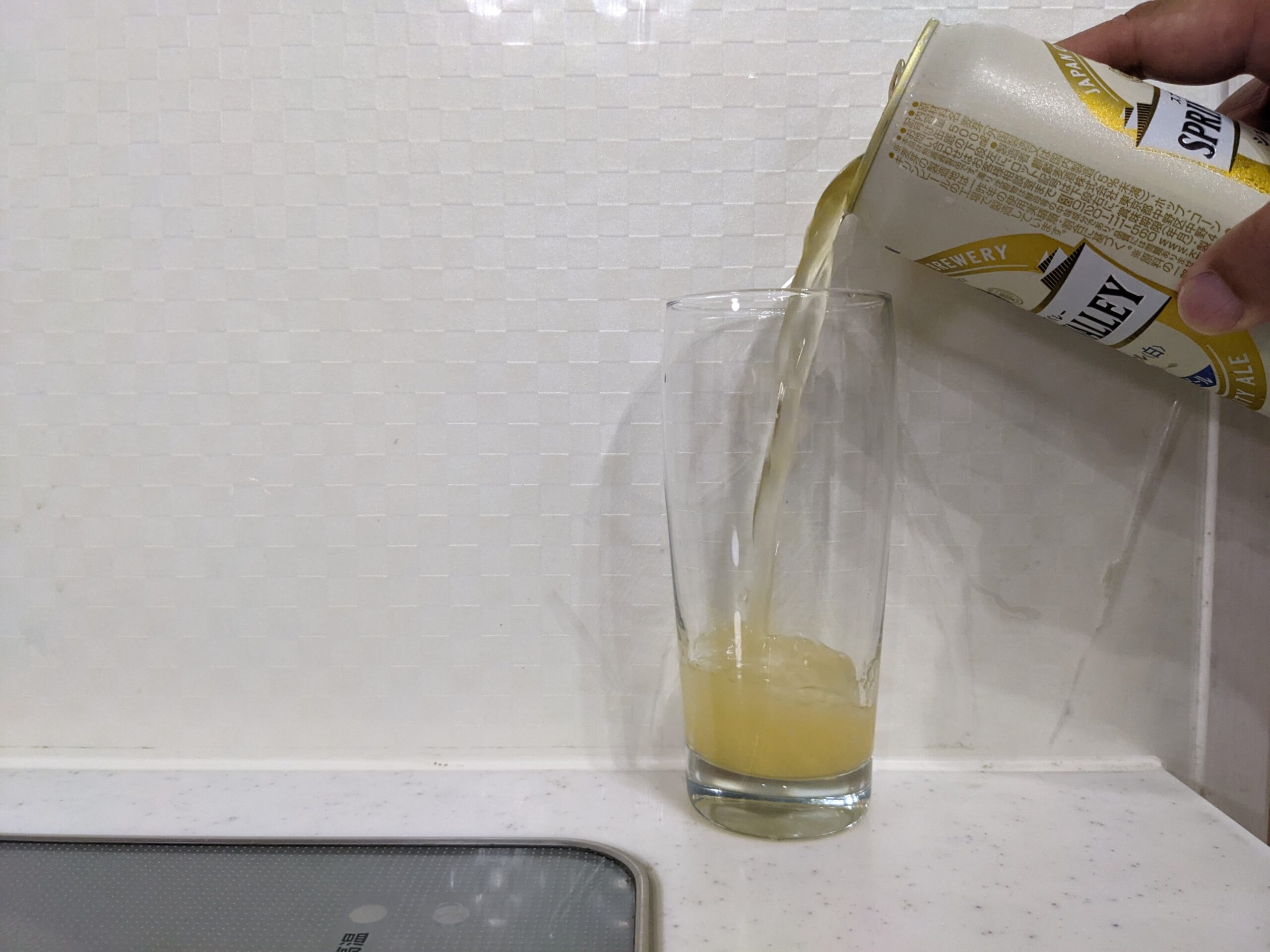 グラスに「シルクエール白（スプリングバレー）」を注いだところ