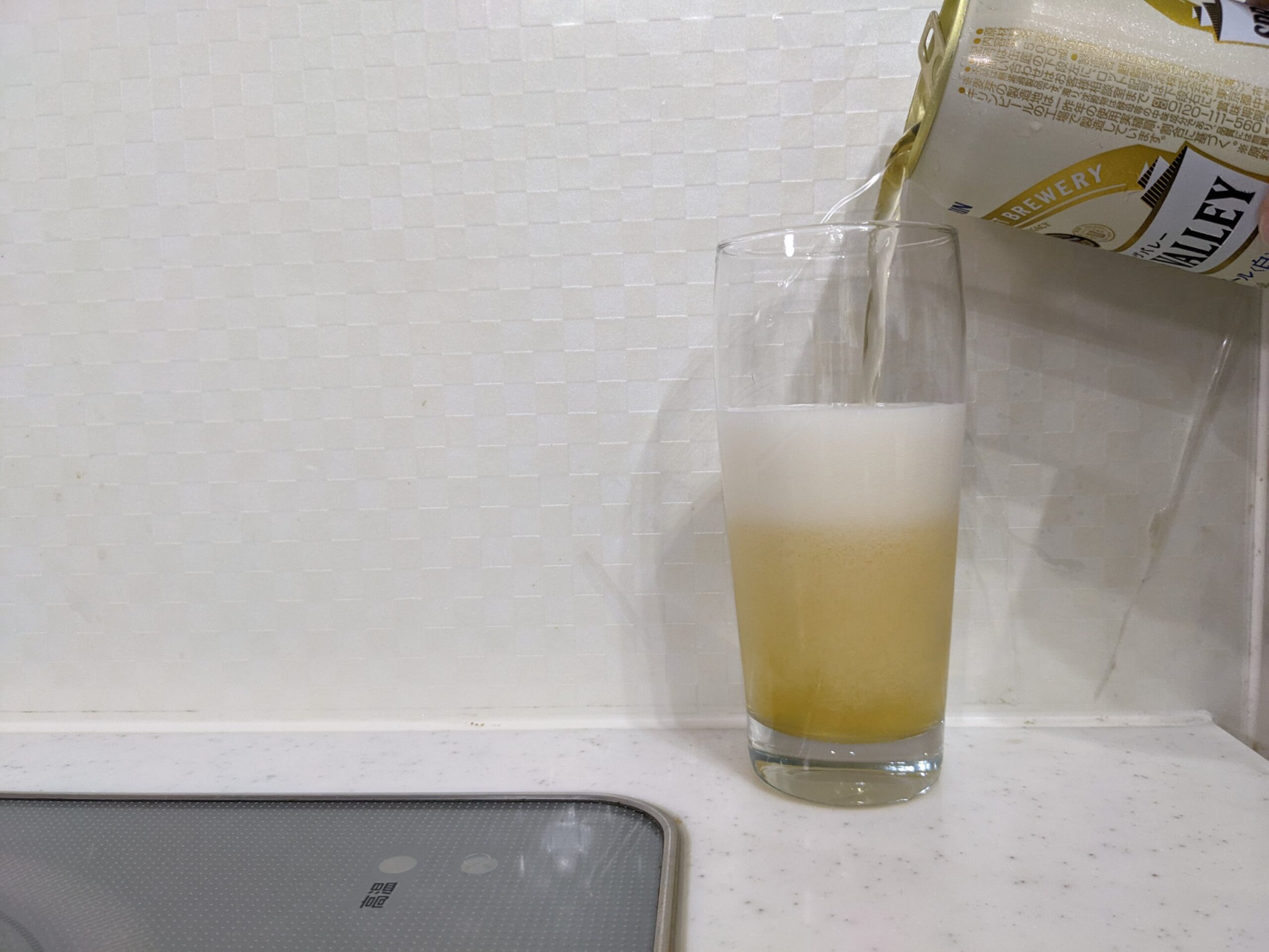 グラス半分程まで「シルクエール白（スプリングバレー）」を注いだところ