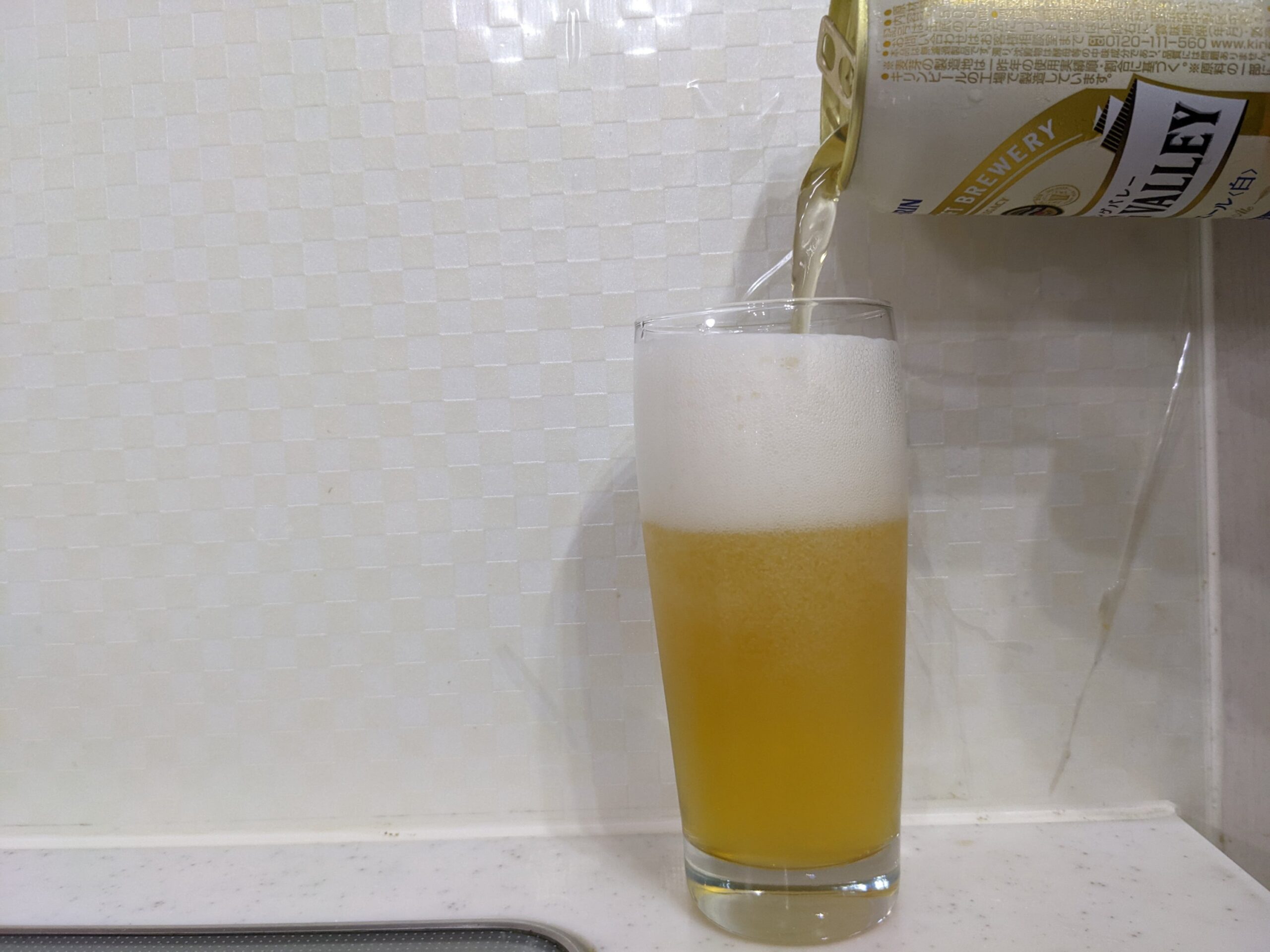 グラス9割程まで「シルクエール白（スプリングバレー）」を注いだところ