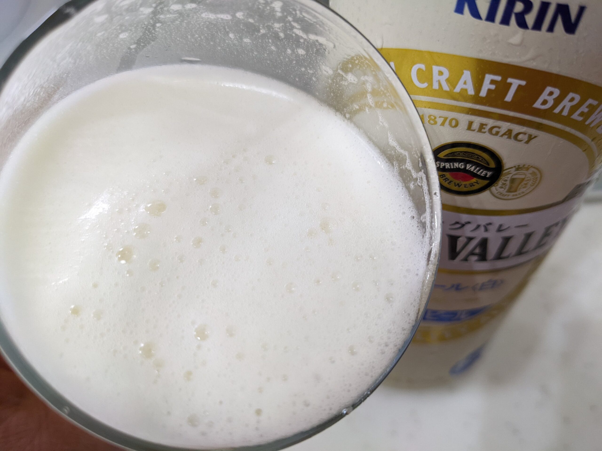 「シルクエール白（スプリングバレー）」を一口飲んだところ