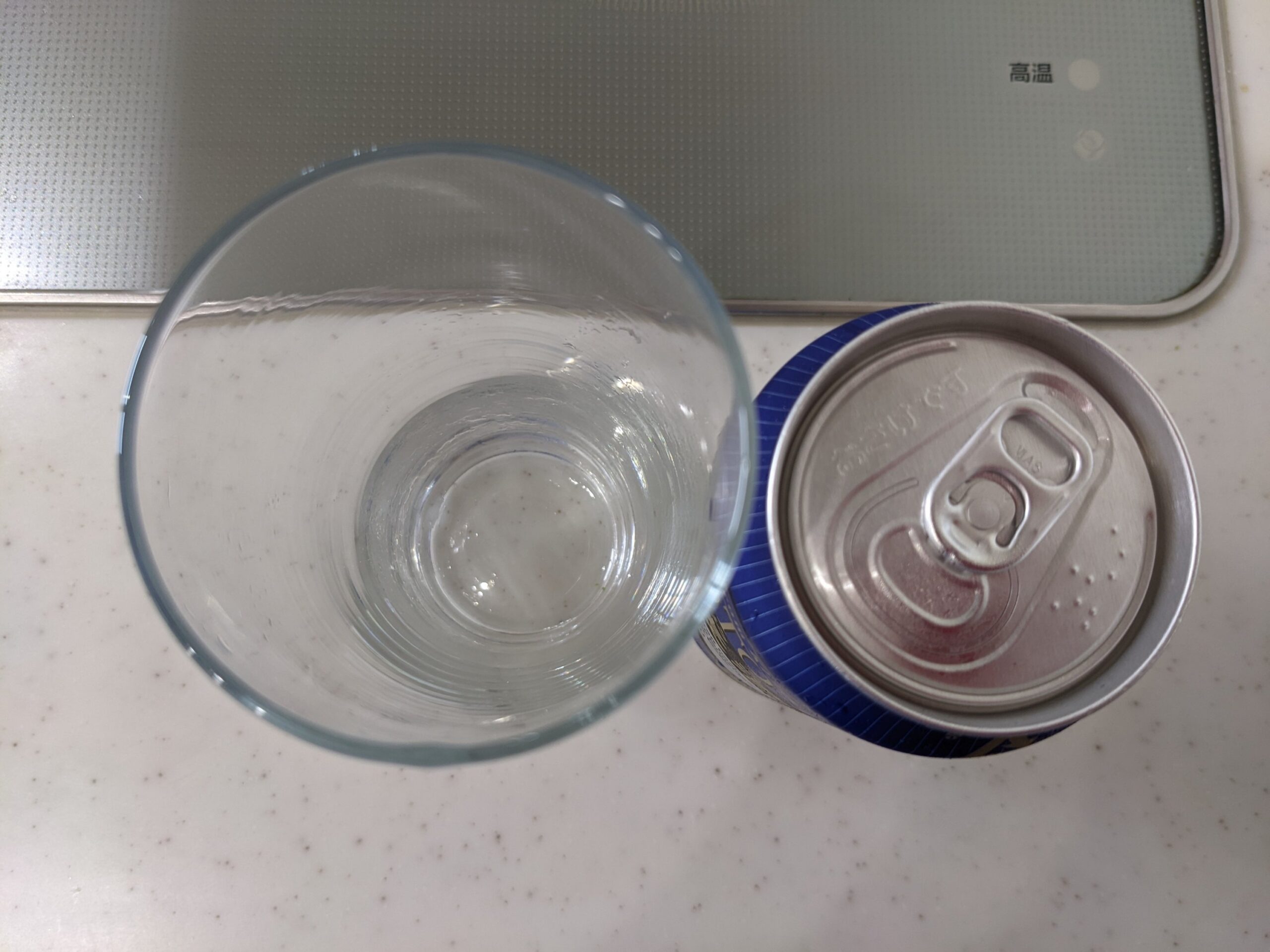 上から見た缶の「京都麦酒ペールエール」とグラス