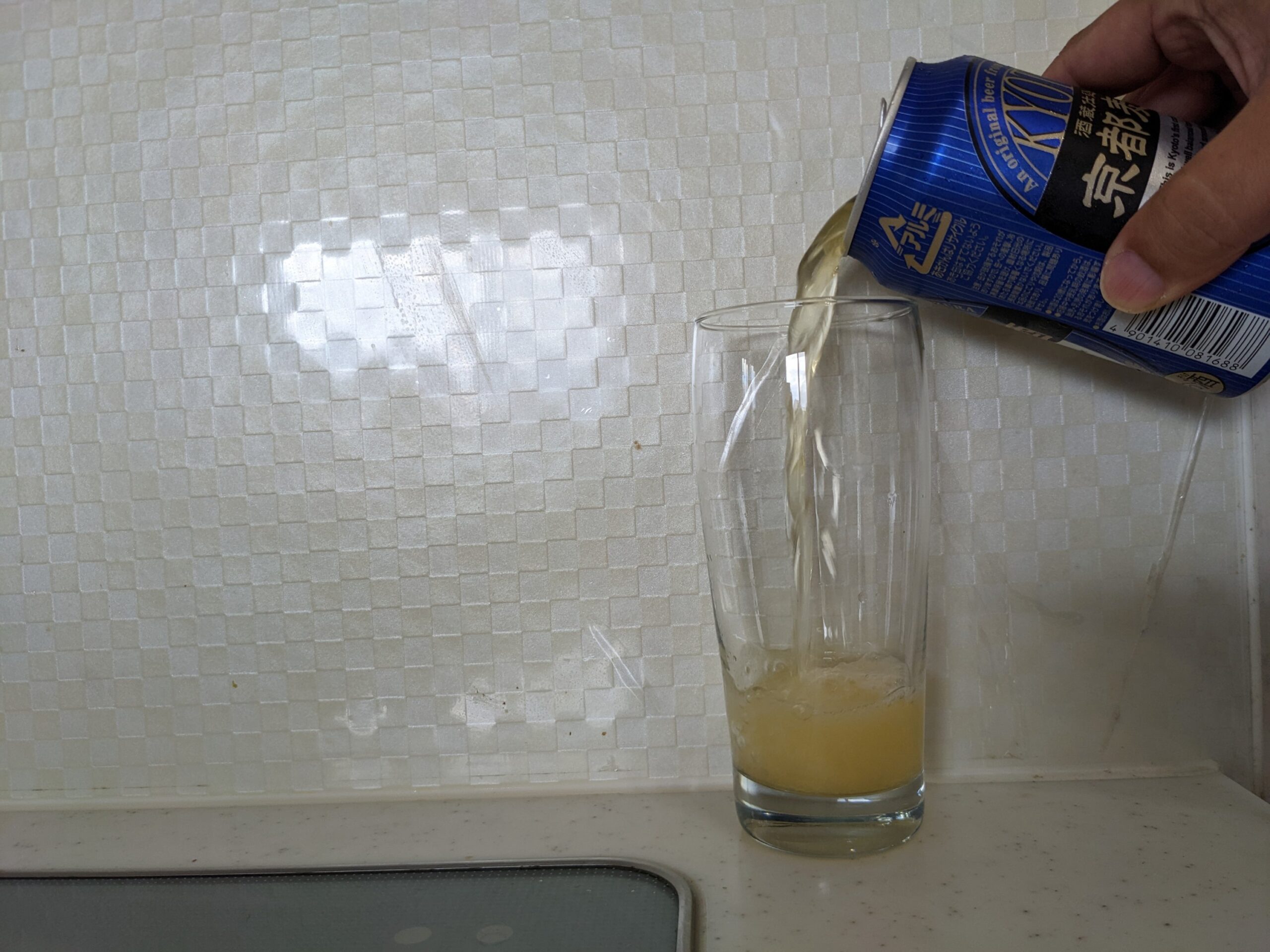 グラスに缶の「京都麦酒ペールエール」を注いだところ