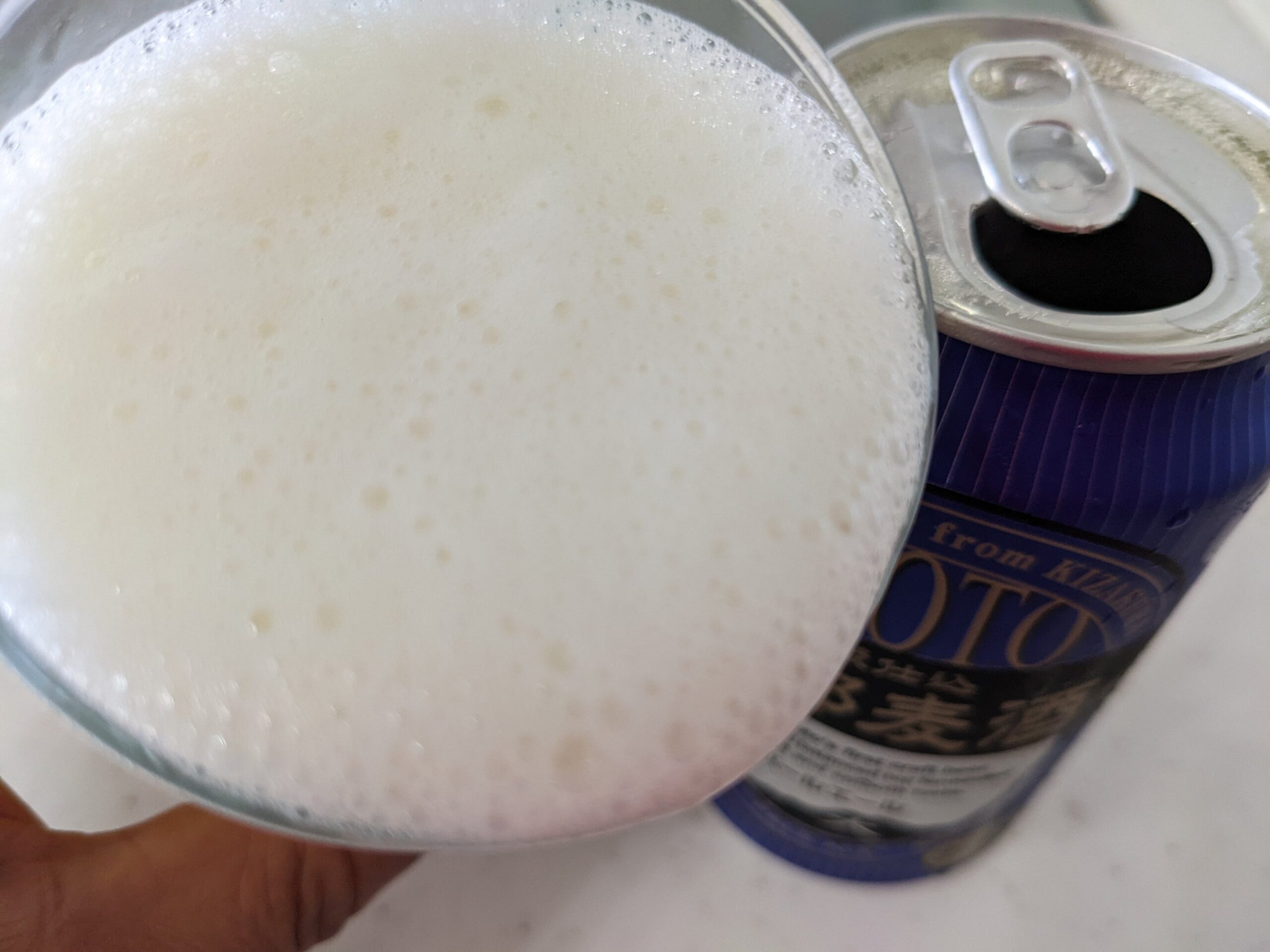 「京都麦酒ペールエール」を飲むところ