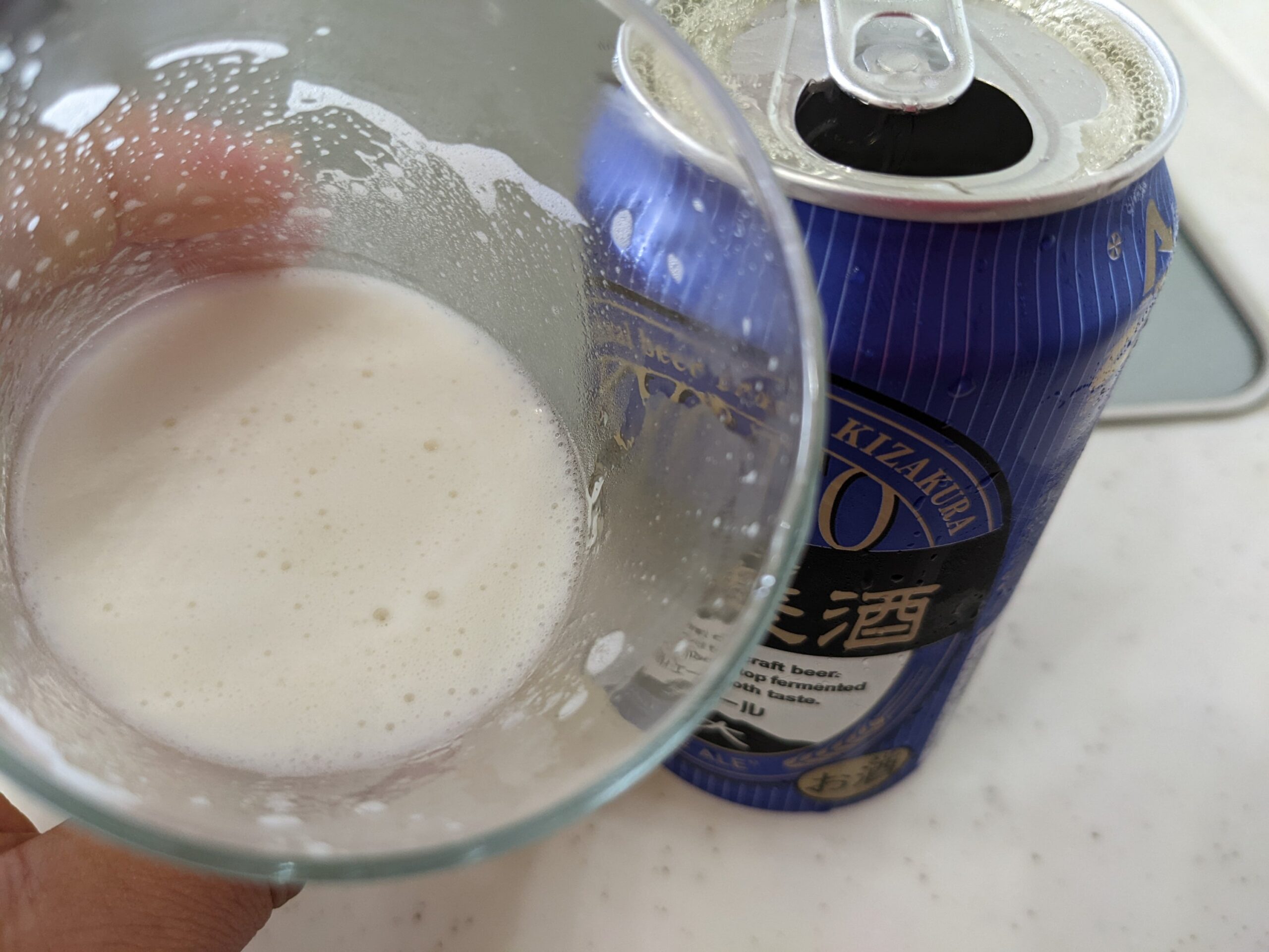 グラスに入った残り半分程の「京都麦酒ペールエール」
