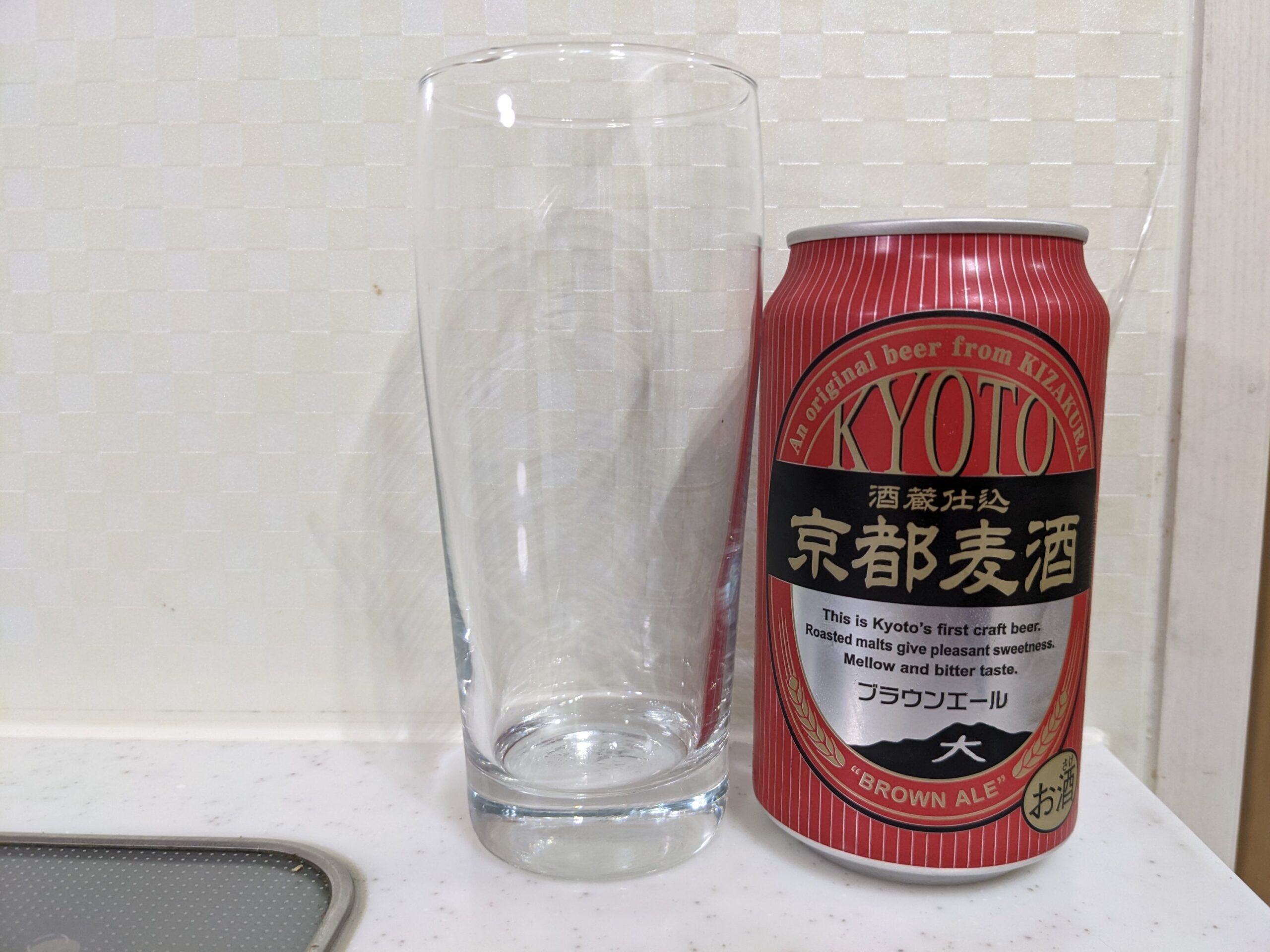 グラスと缶の「京都麦酒ブラウンエール 」