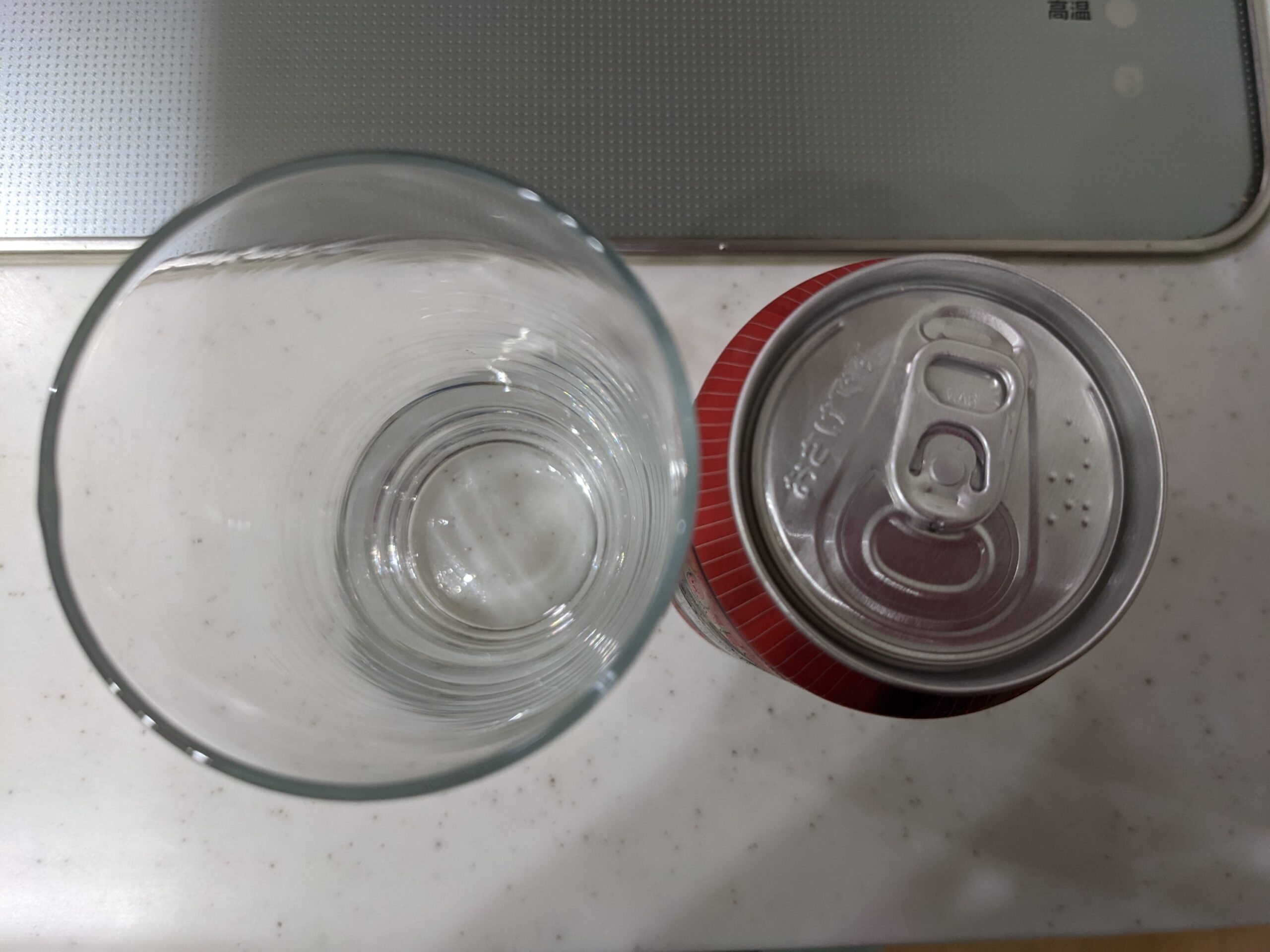 上から見たグラスと缶の「京都麦酒ブラウンエール 」