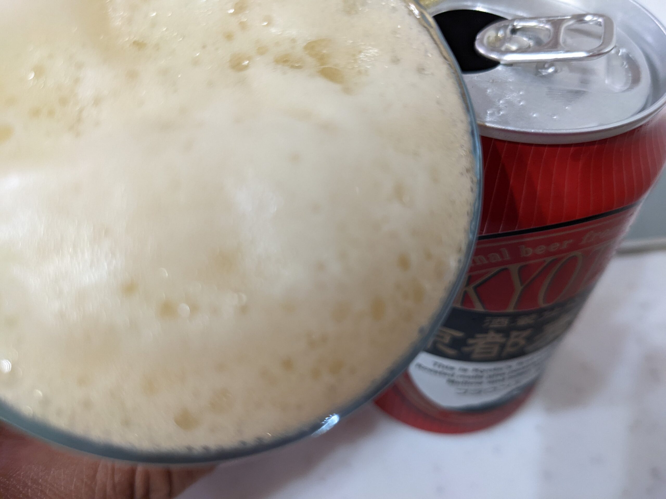 「京都麦酒ブラウンエール 」を飲むところ