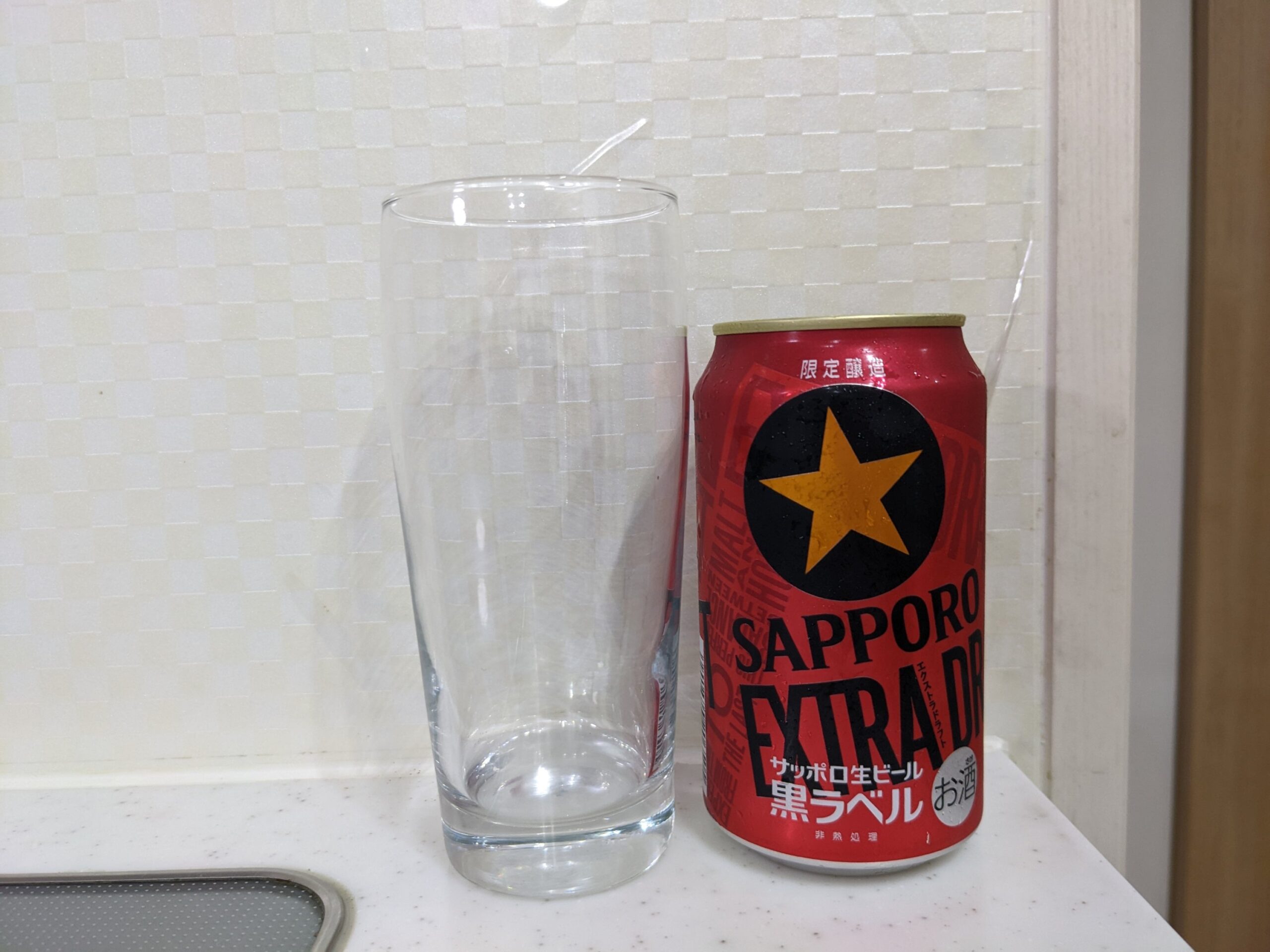 グラスと缶の「黒ラベルエクストラドラフト」