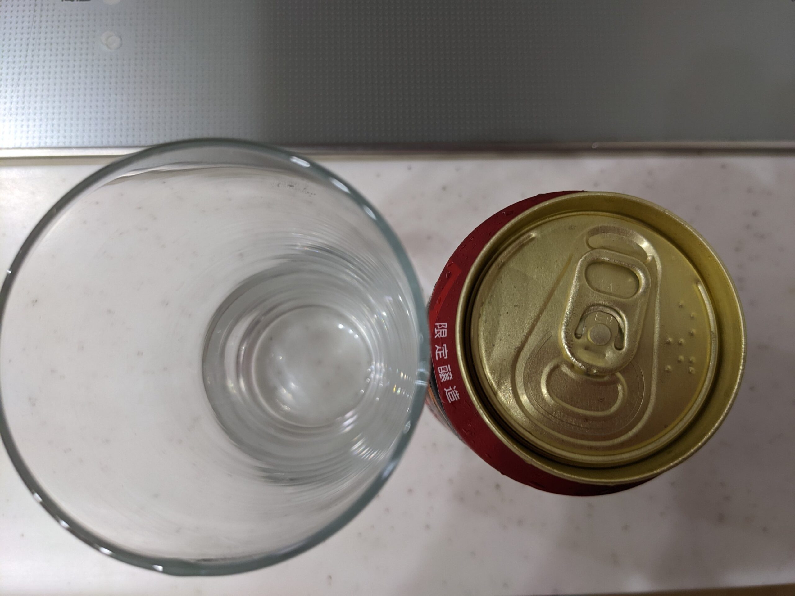 上から見たグラスと缶の「黒ラベルエクストラドラフト」