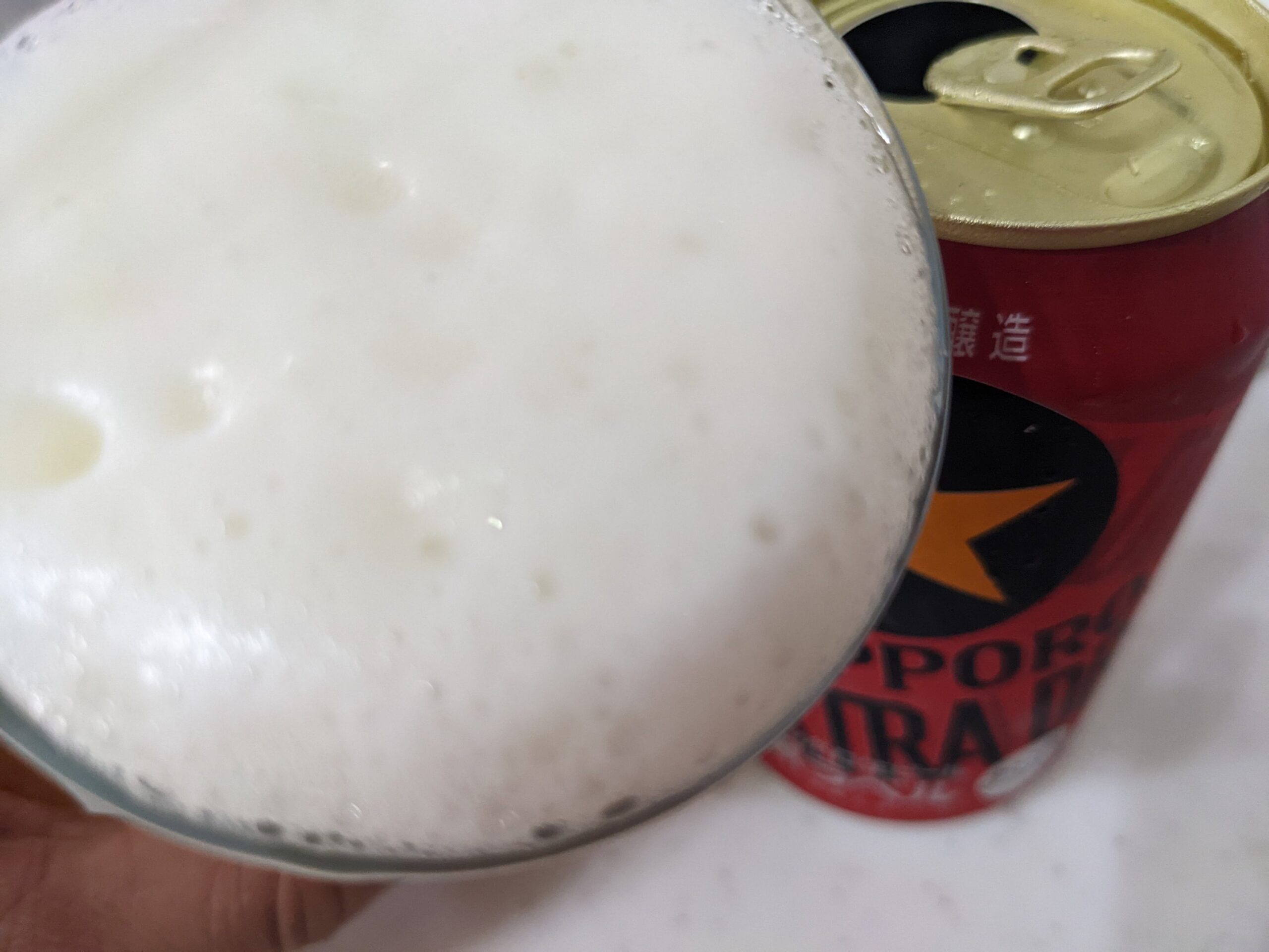 「黒ラベルエクストラドラフト」を飲むところ