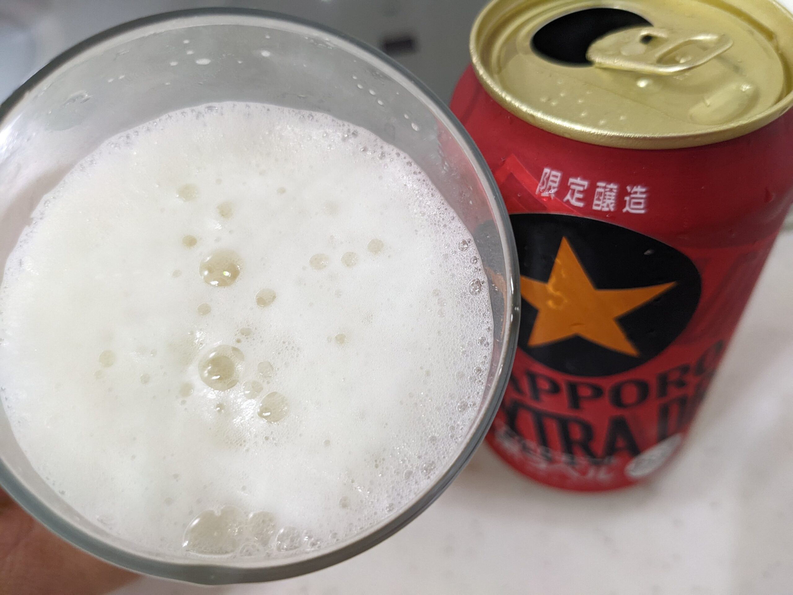 「黒ラベルエクストラドラフト」を一口飲んだところ