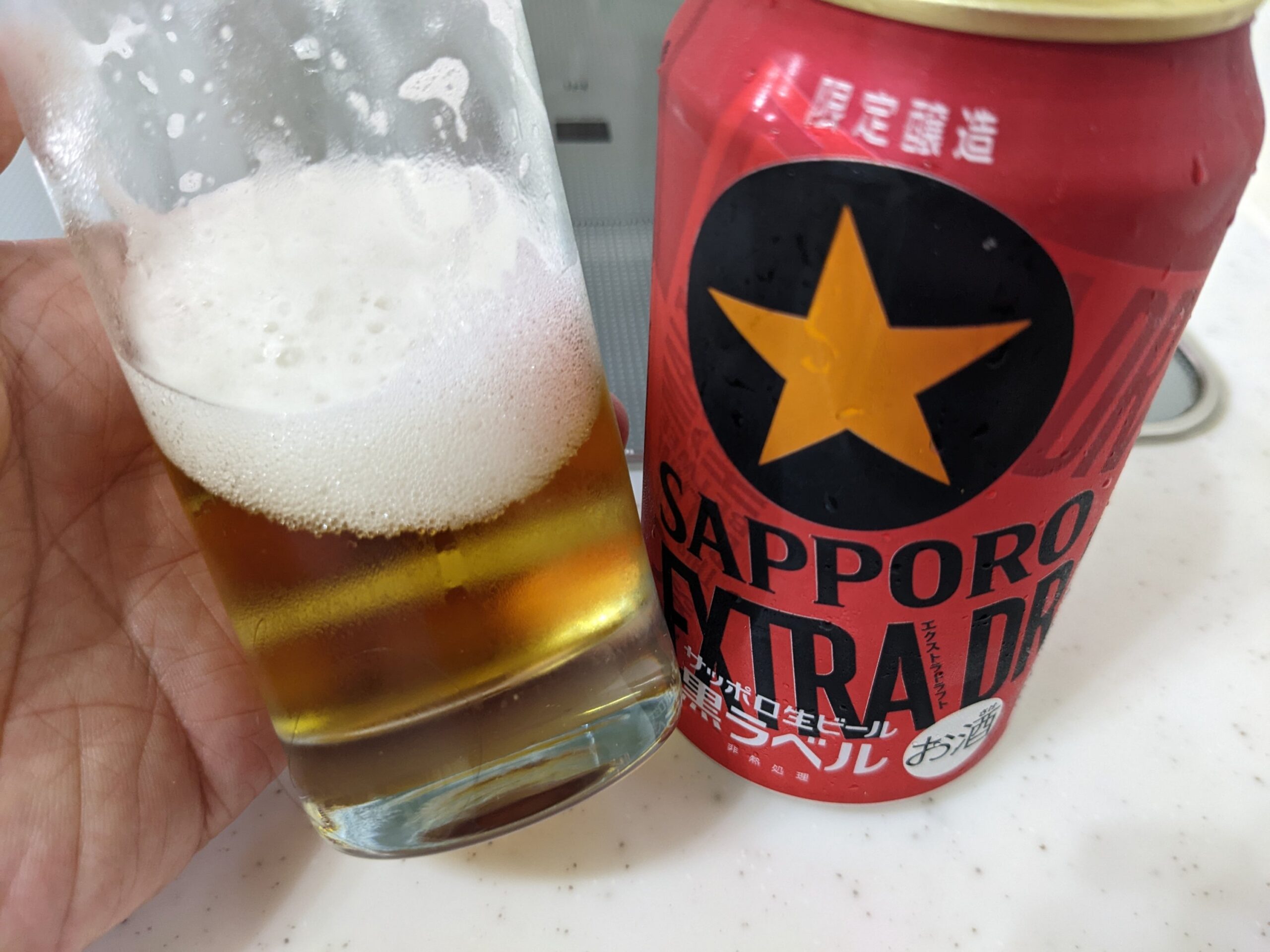 残り3割程の「黒ラベルエクストラドラフト」が入ったグラスを傾けている