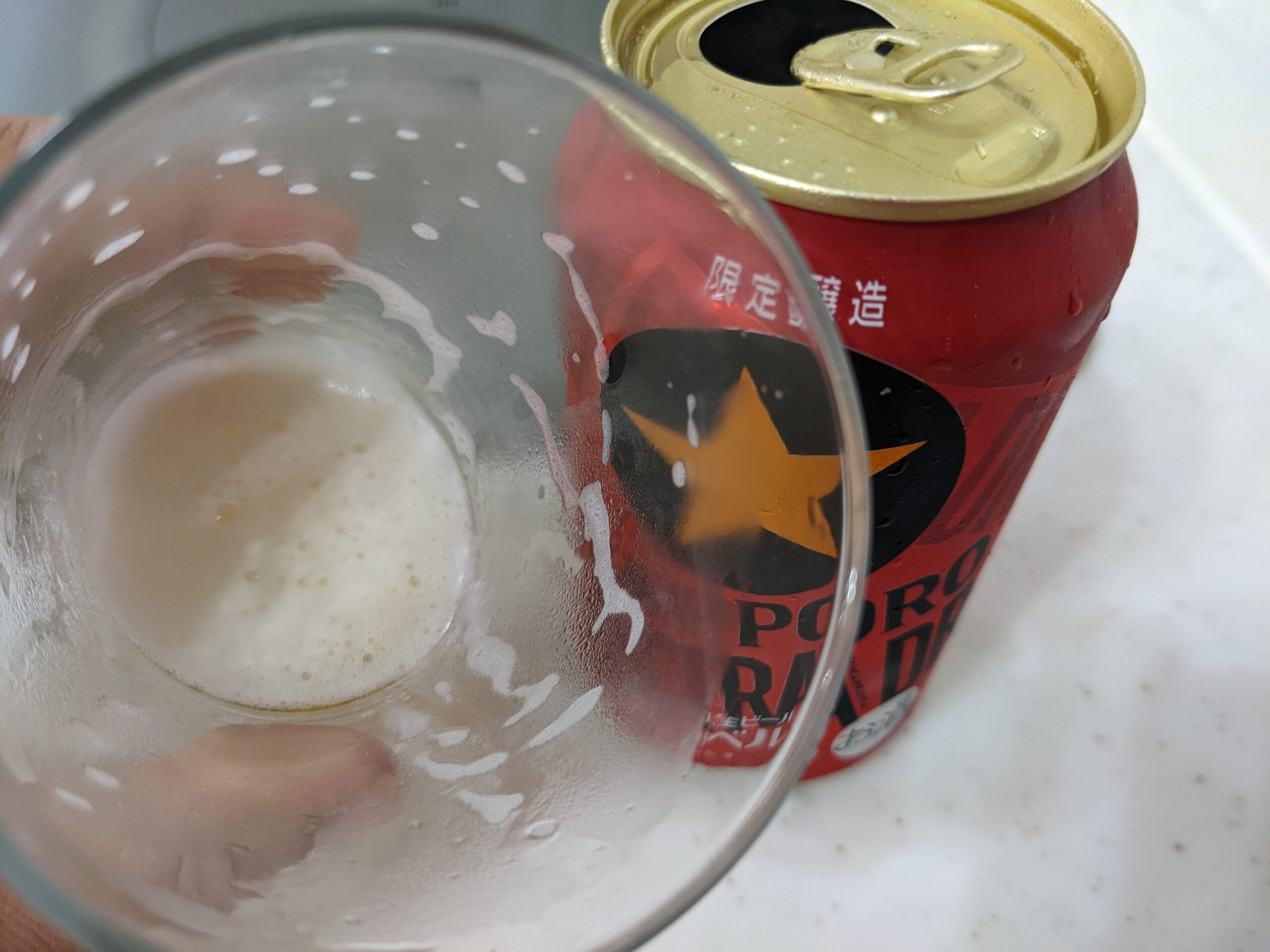 グラスに入った残り2割程の「黒ラベルエクストラドラフト」