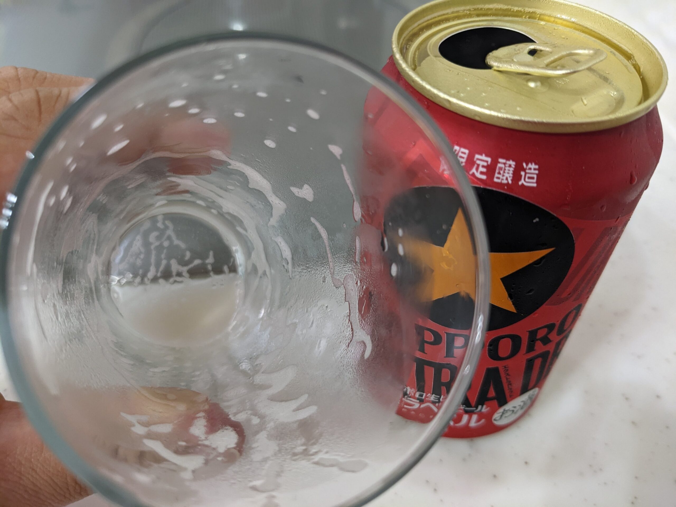 「黒ラベルエクストラドラフト」を飲み終えたグラス