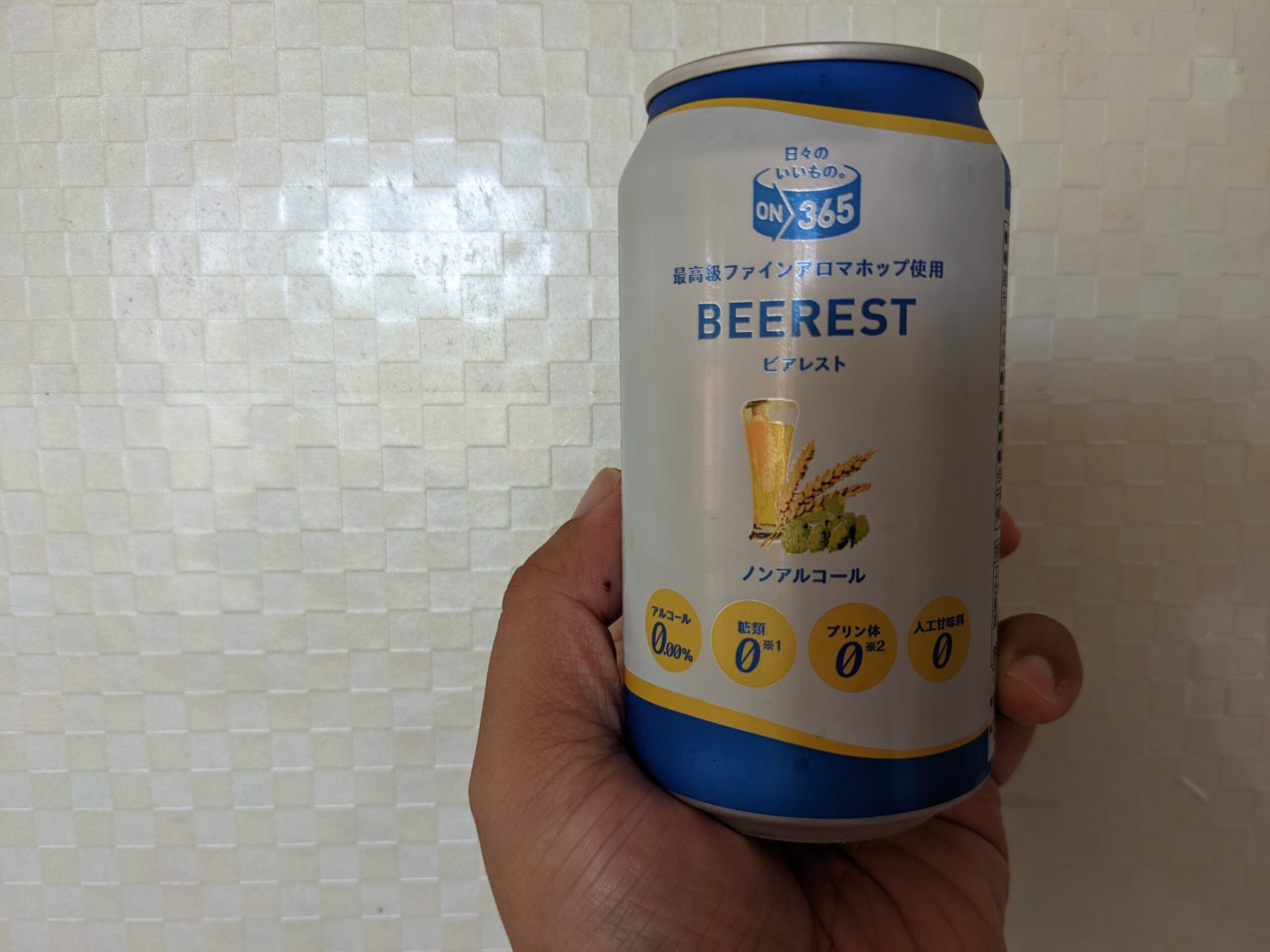 「ビアレスト（コスモス薬品PB）」を手で持っている