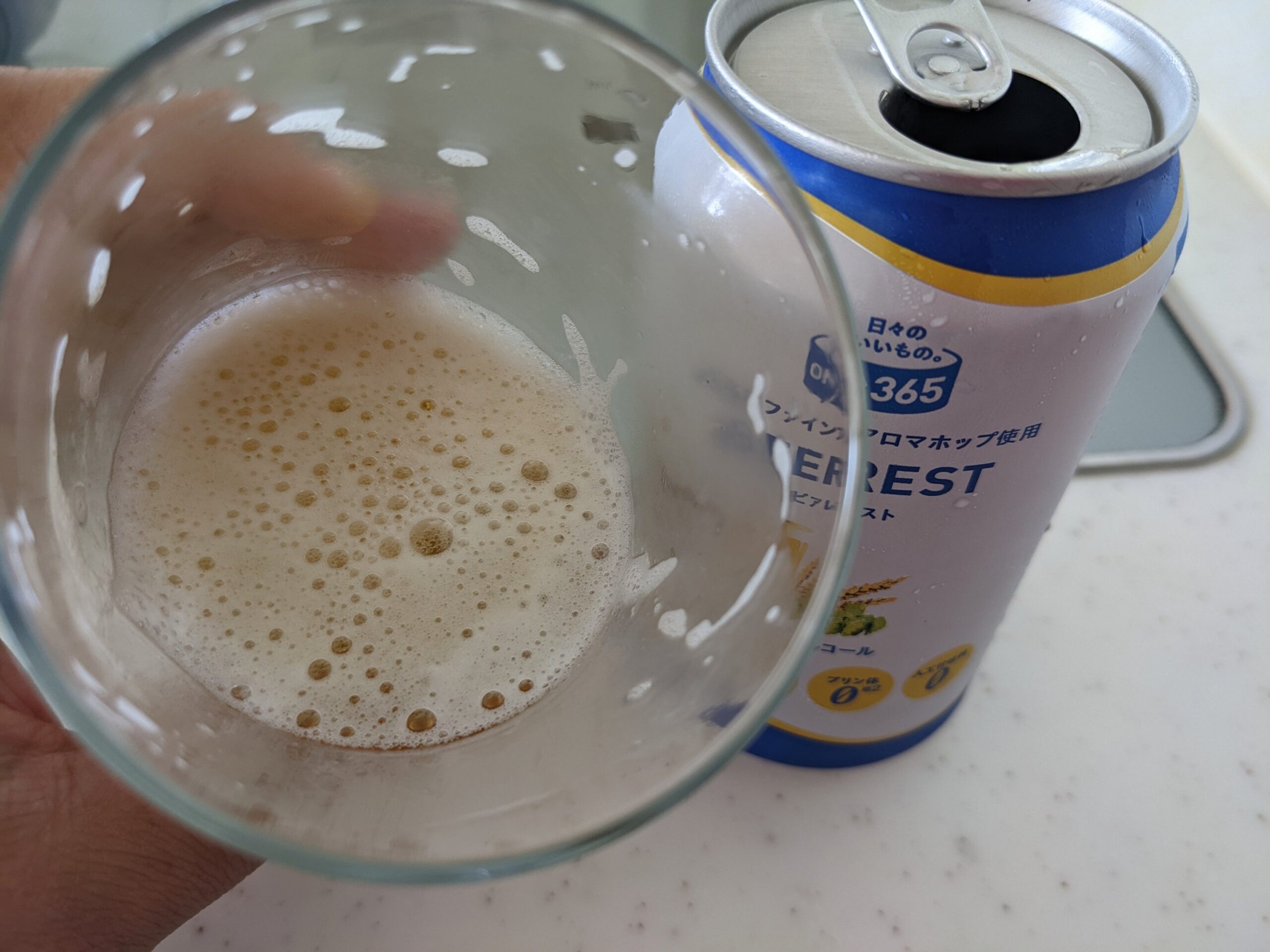 残り半分程のグラスに入った「ビアレスト（コスモス薬品PB）」