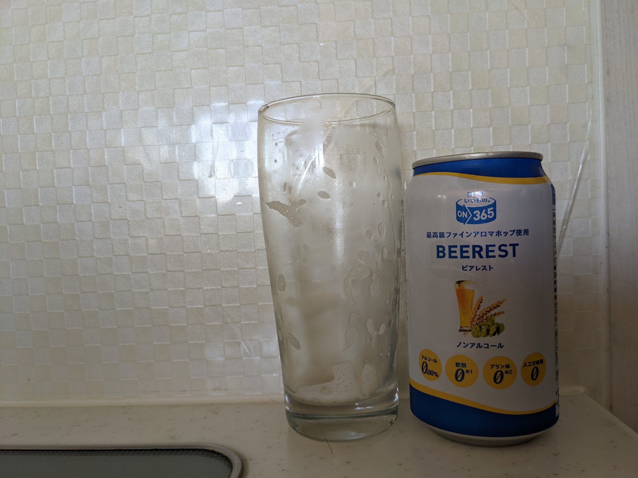 「ビアレスト（コスモス薬品PB）」を飲み終えたグラスとその空き缶