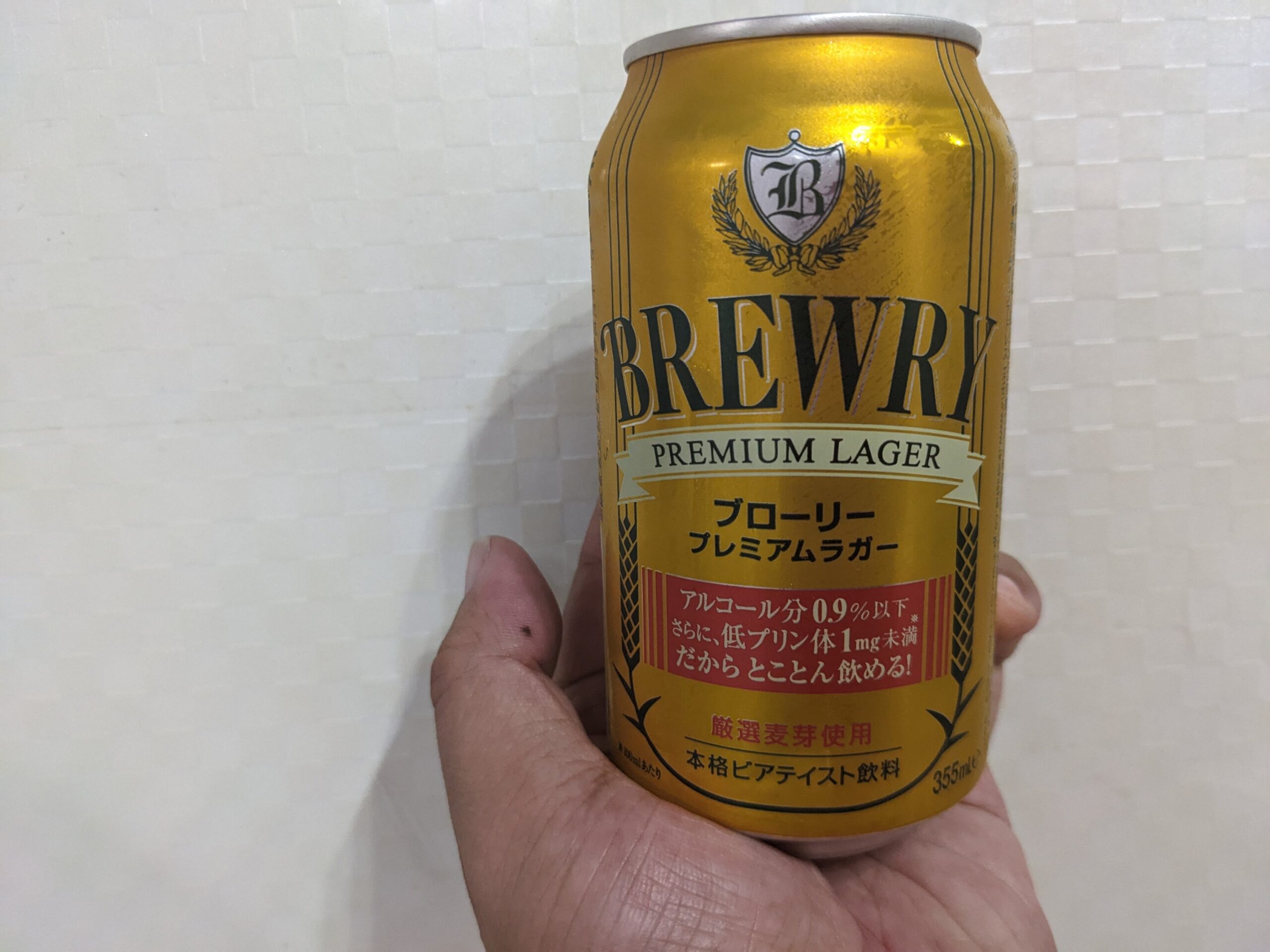 「ブローリープレミアムラガー」を手で持っているところ