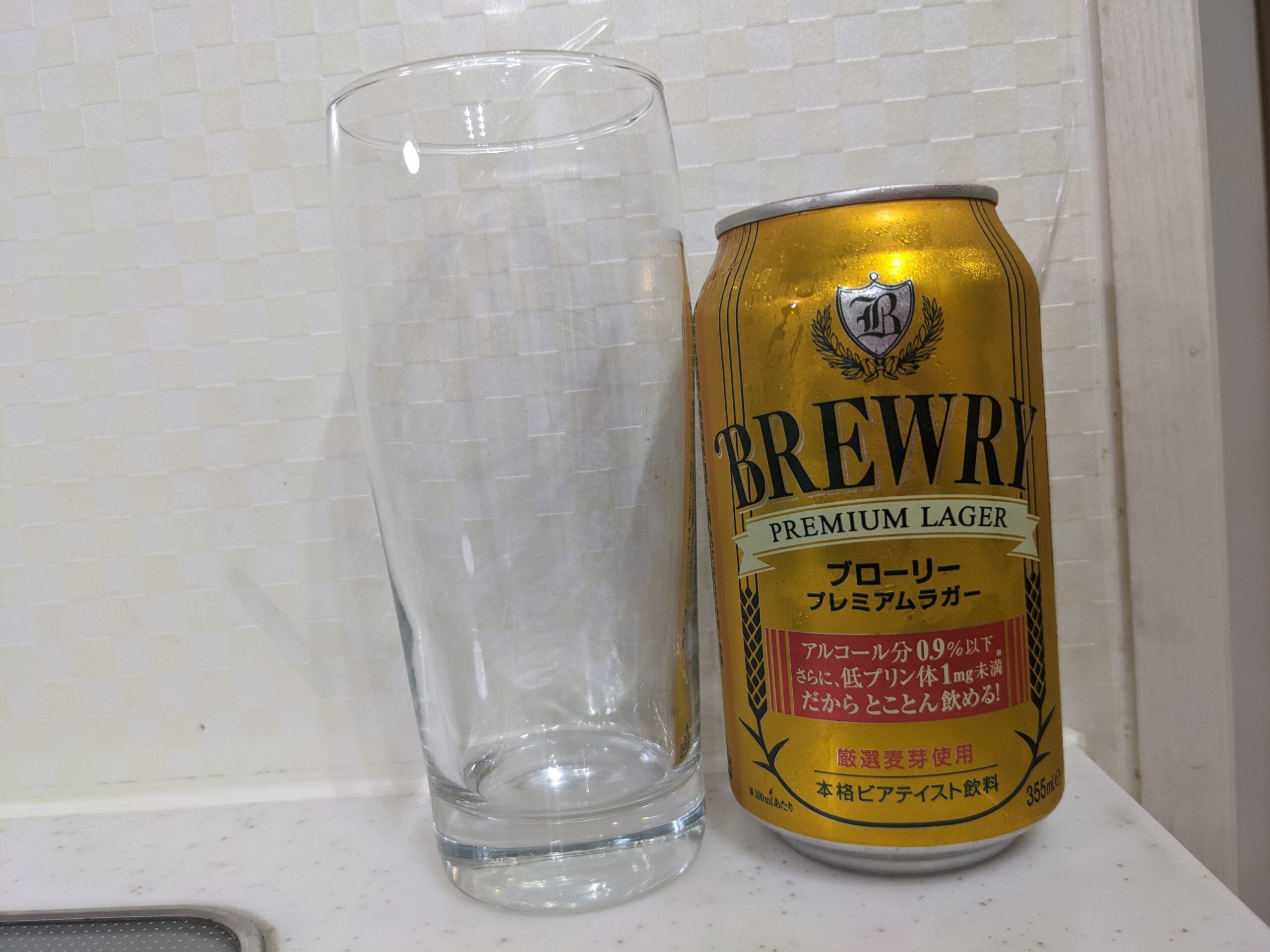 グラスと缶の「ブローリープレミアムラガー」