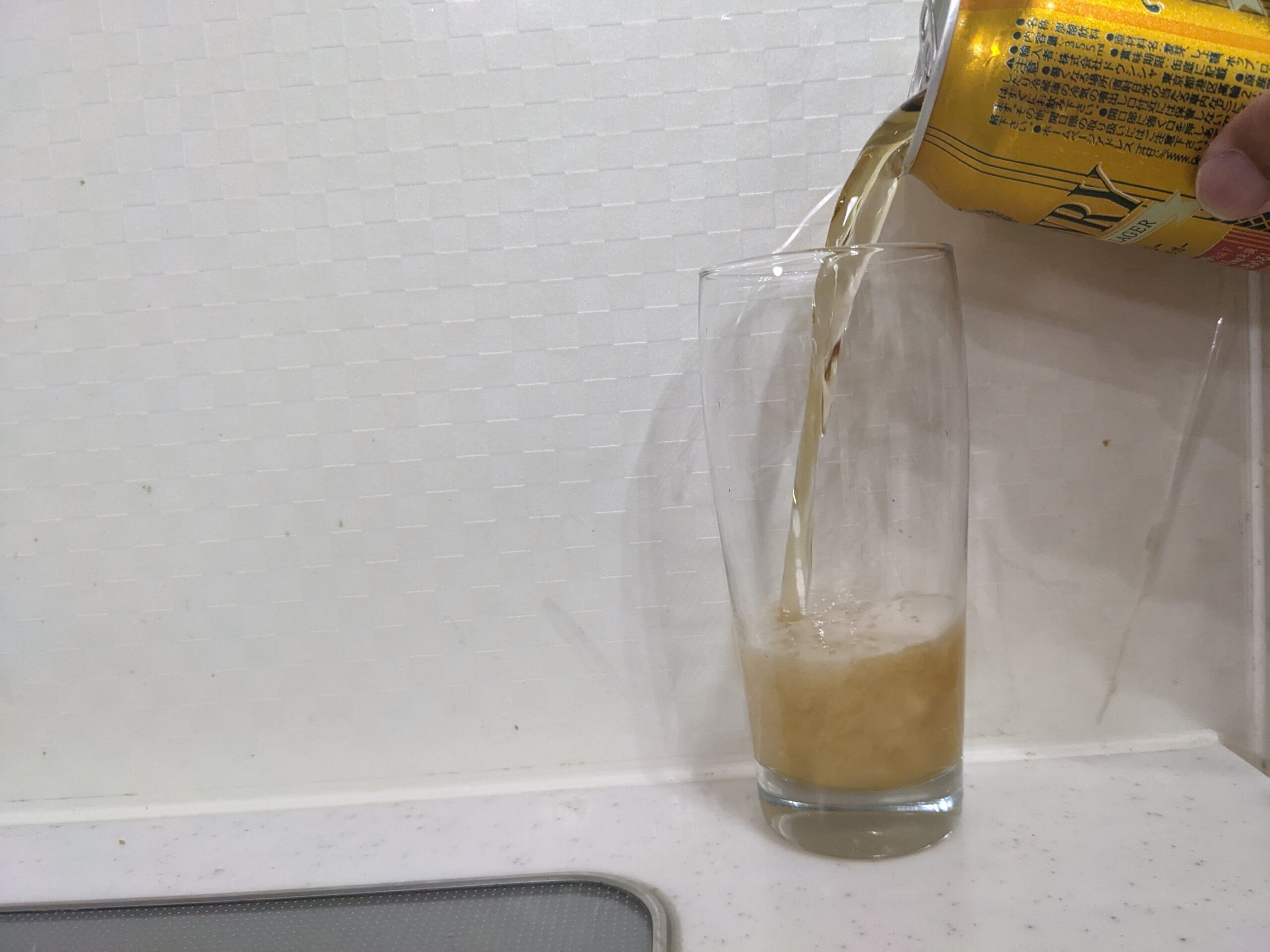 グラスに缶の「ブローリープレミアムラガー」を注いだところ