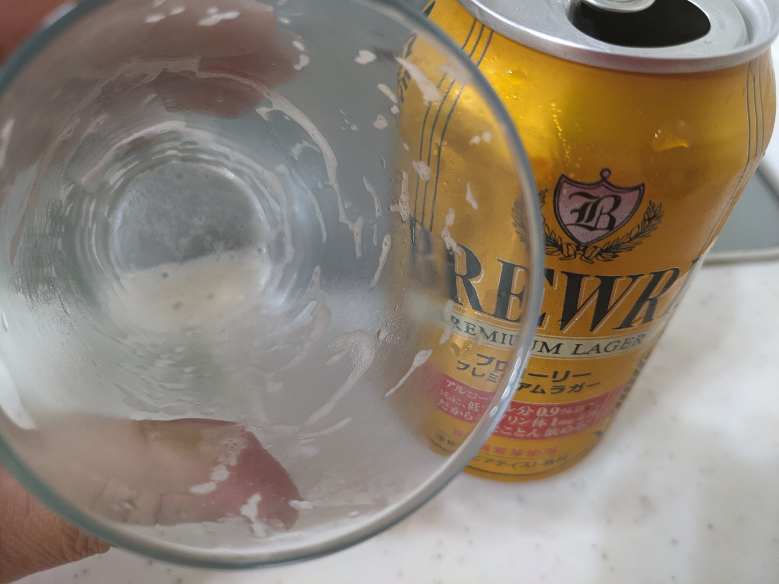 グラスに入った「ブローリープレミアムラガー」を飲み終えたところ