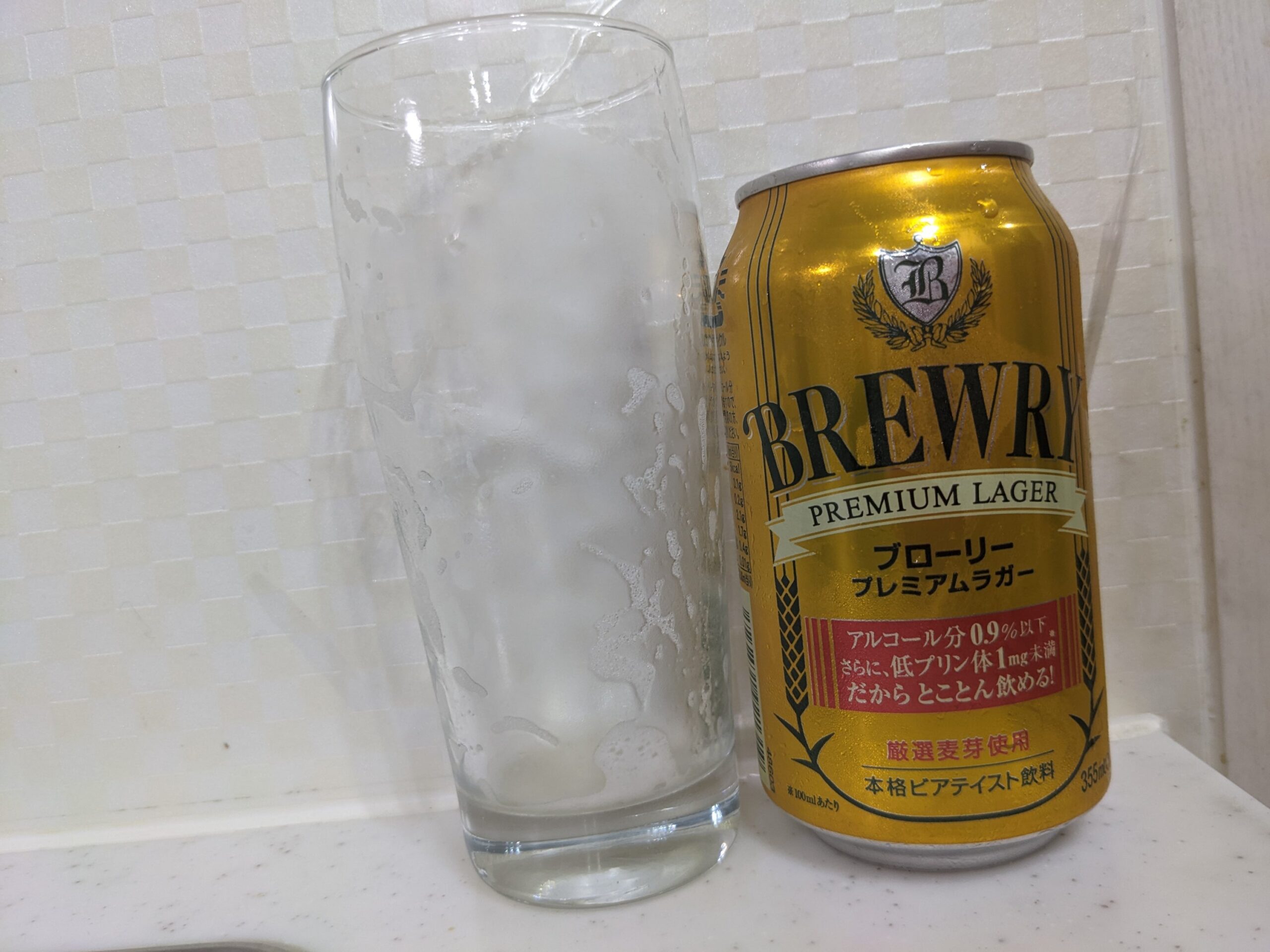 「ブローリープレミアムラガー」を飲み終えたグラスとその空き缶