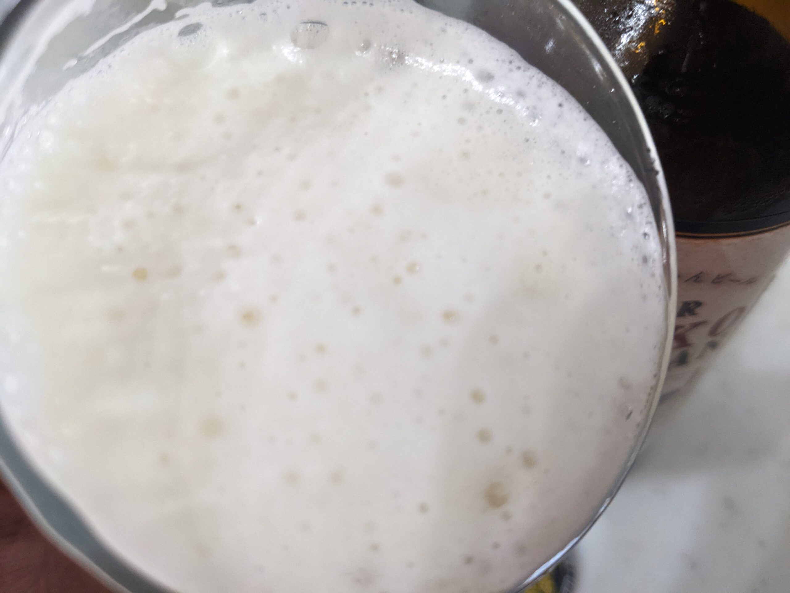 「ベルジャンブロンド（日光ベルジャンビール）」を飲むところ