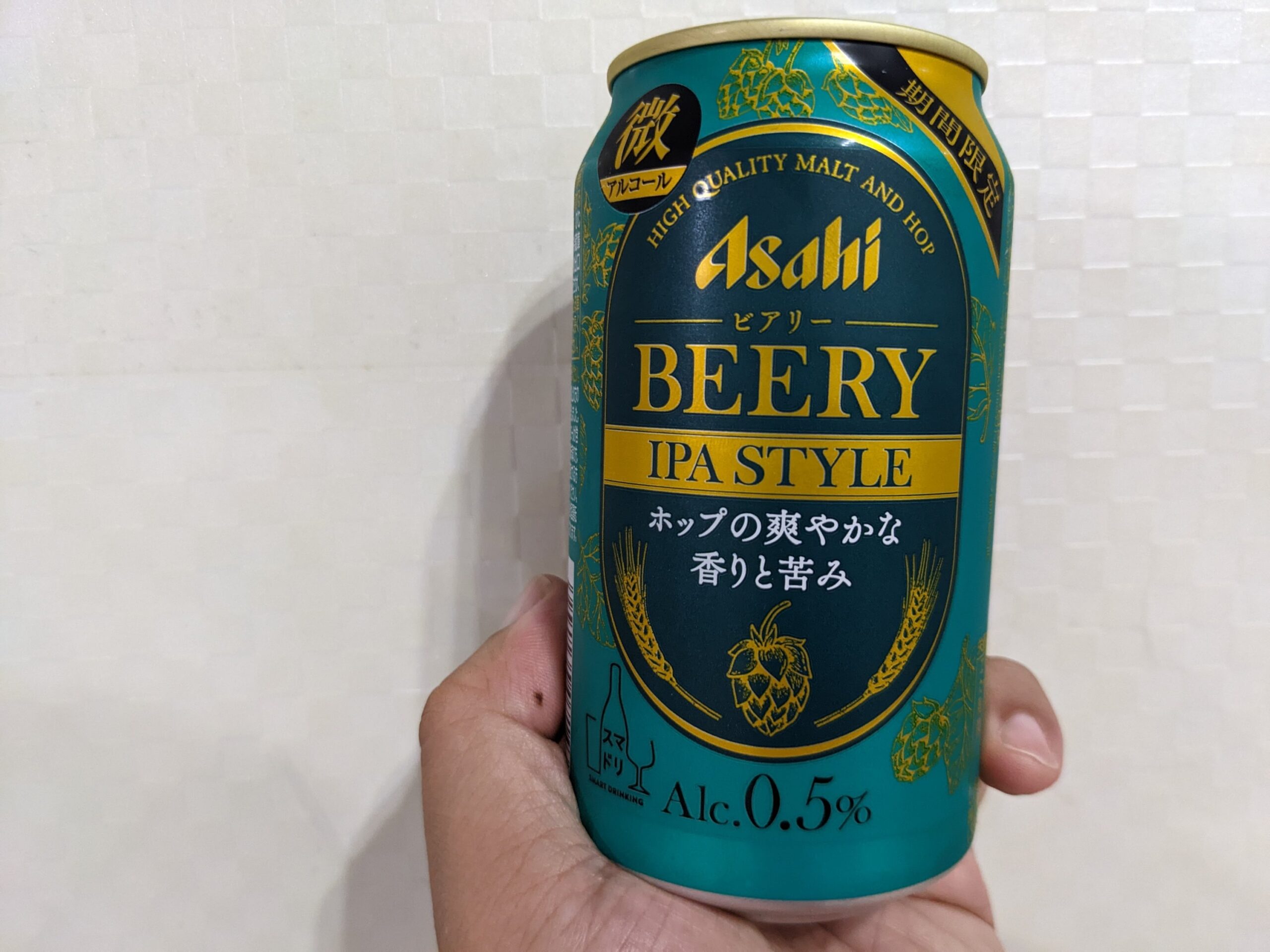 「ビアリーIPAスタイル」を手で持っているところ