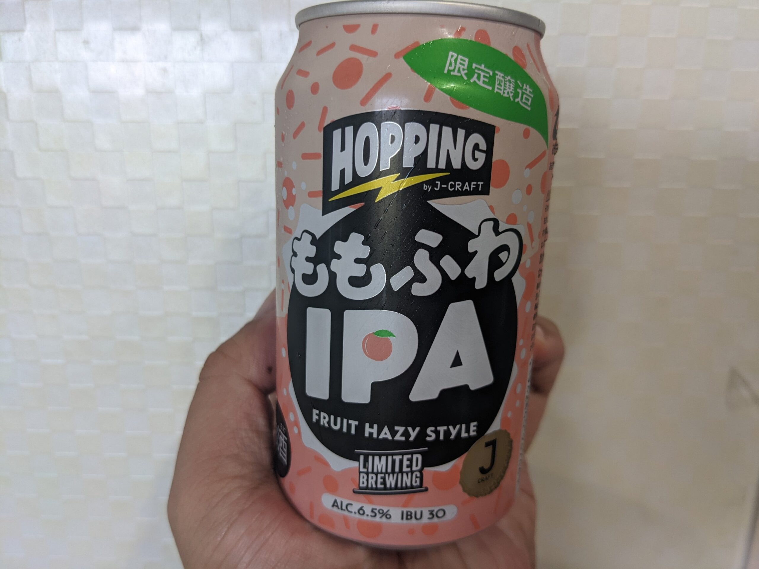 「ももふわIPA（J-CRAFT HOPPING）」を手で持っているところ