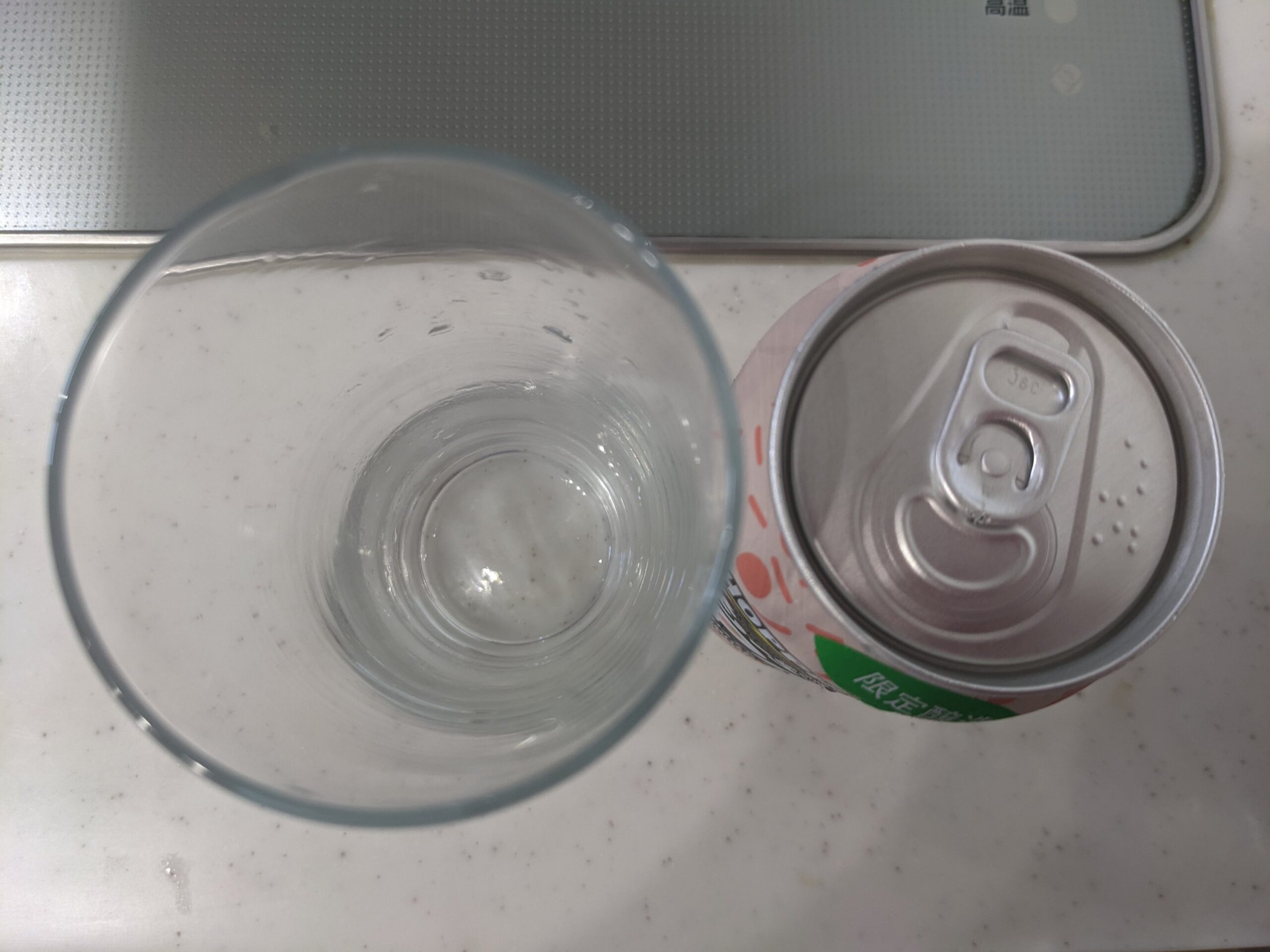 上から見たグラスと缶の「ももふわIPA（J-CRAFT HOPPING）」