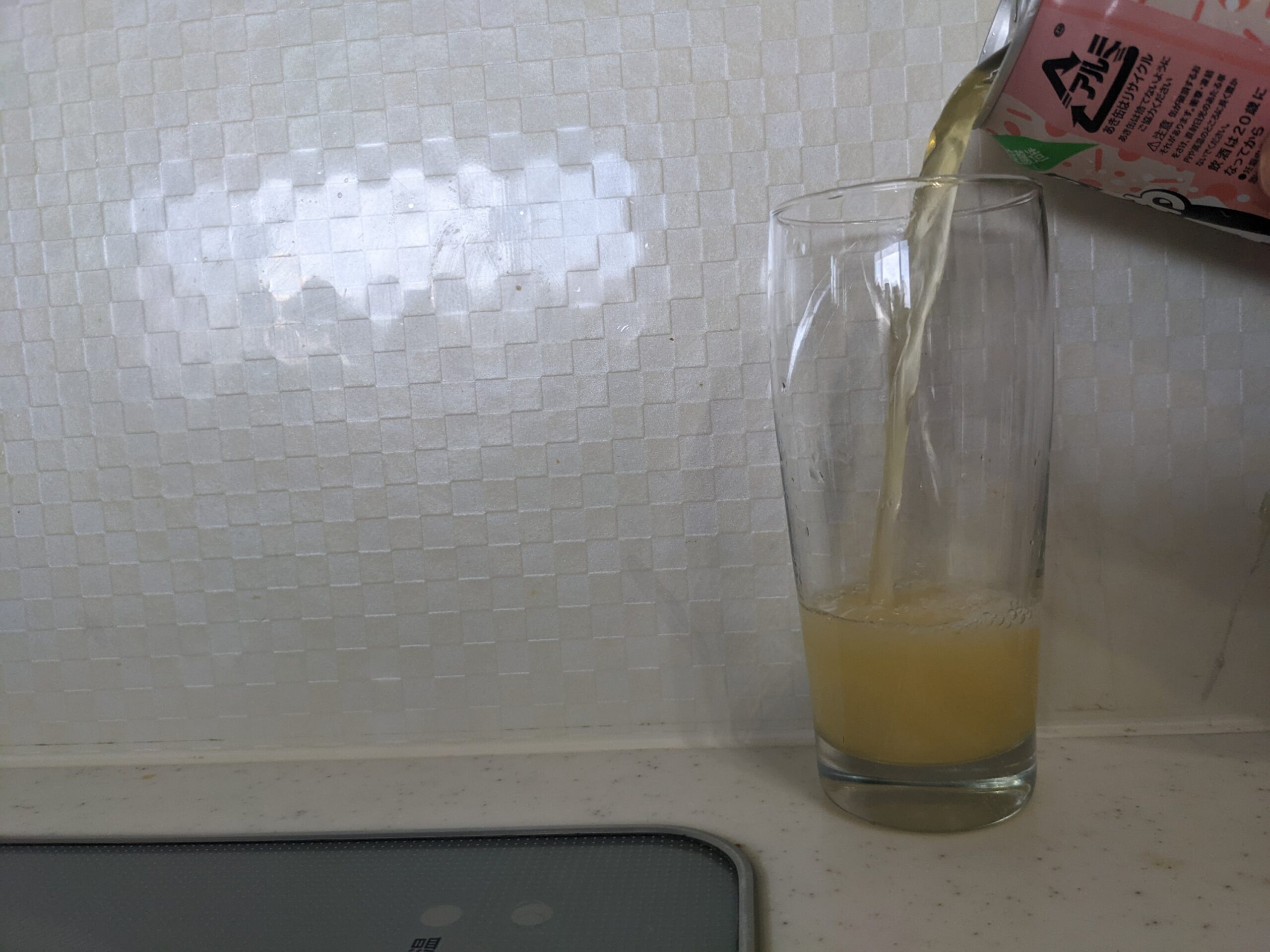 「ももふわIPA（J-CRAFT HOPPING）」をグラスに注いだところ