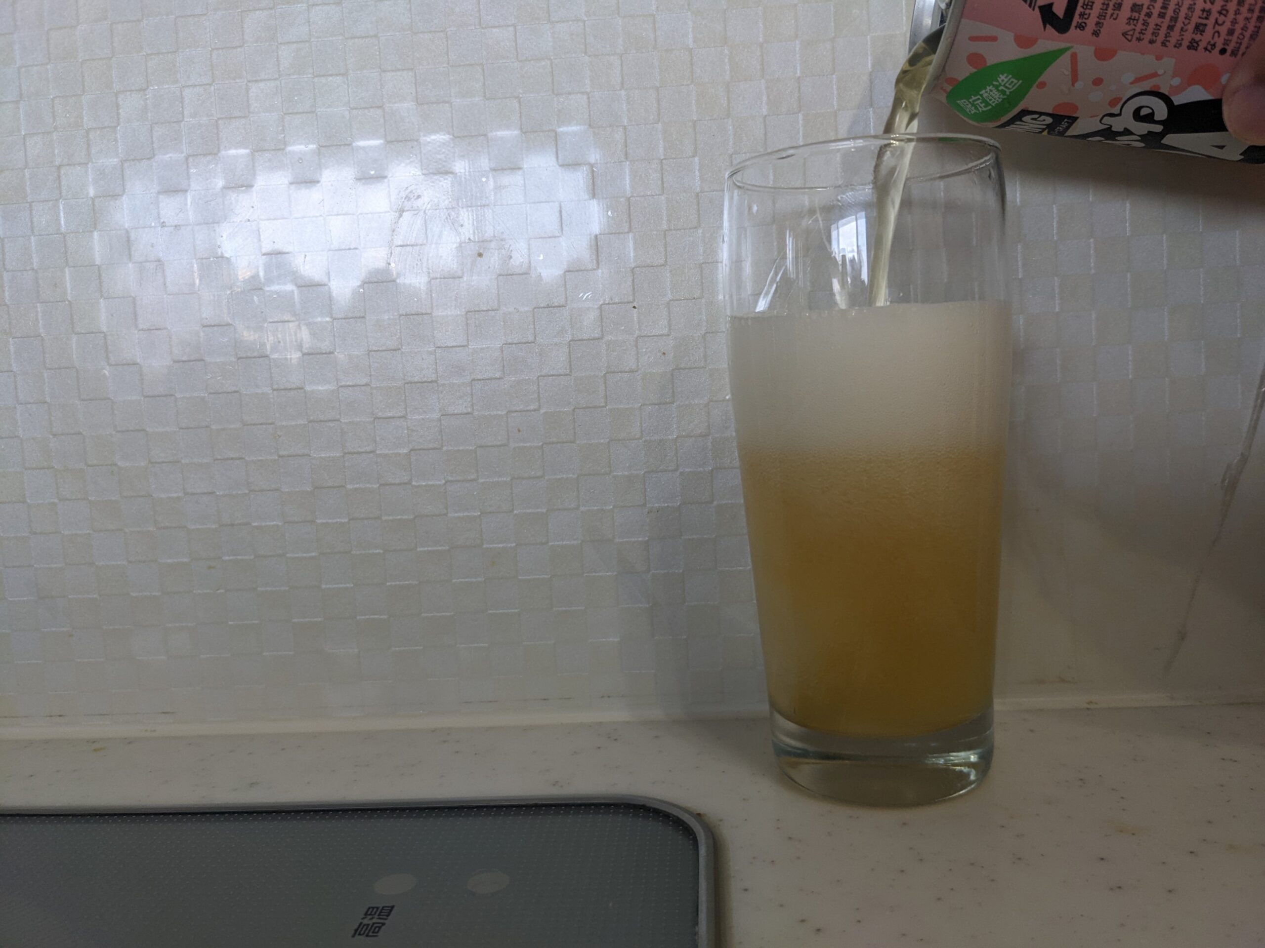 グラス6割程まで「ももふわIPA（J-CRAFT HOPPING）」を注いだところ