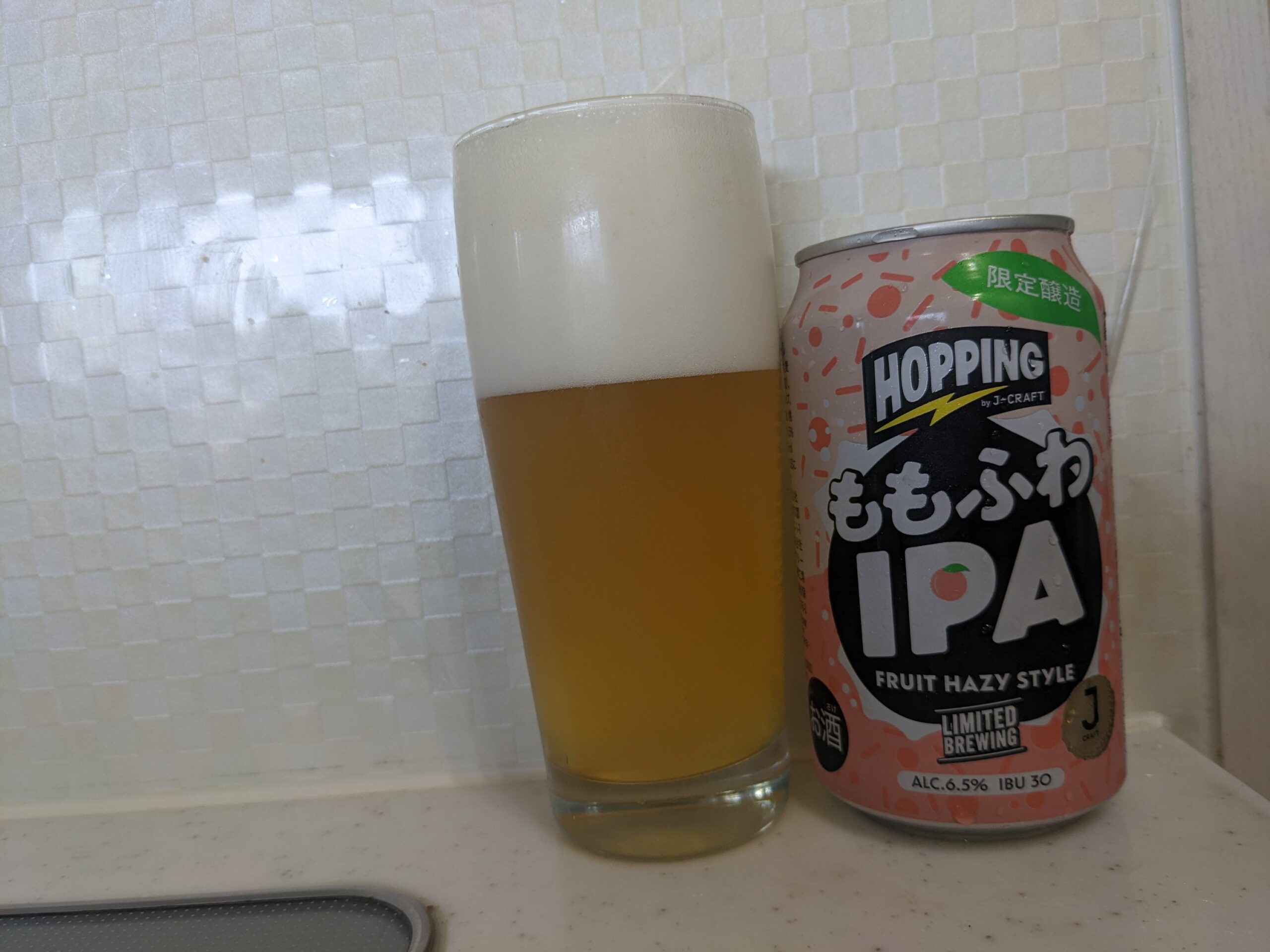 「ももふわIPA（J-CRAFT HOPPING）」が注がれたグラスとその缶