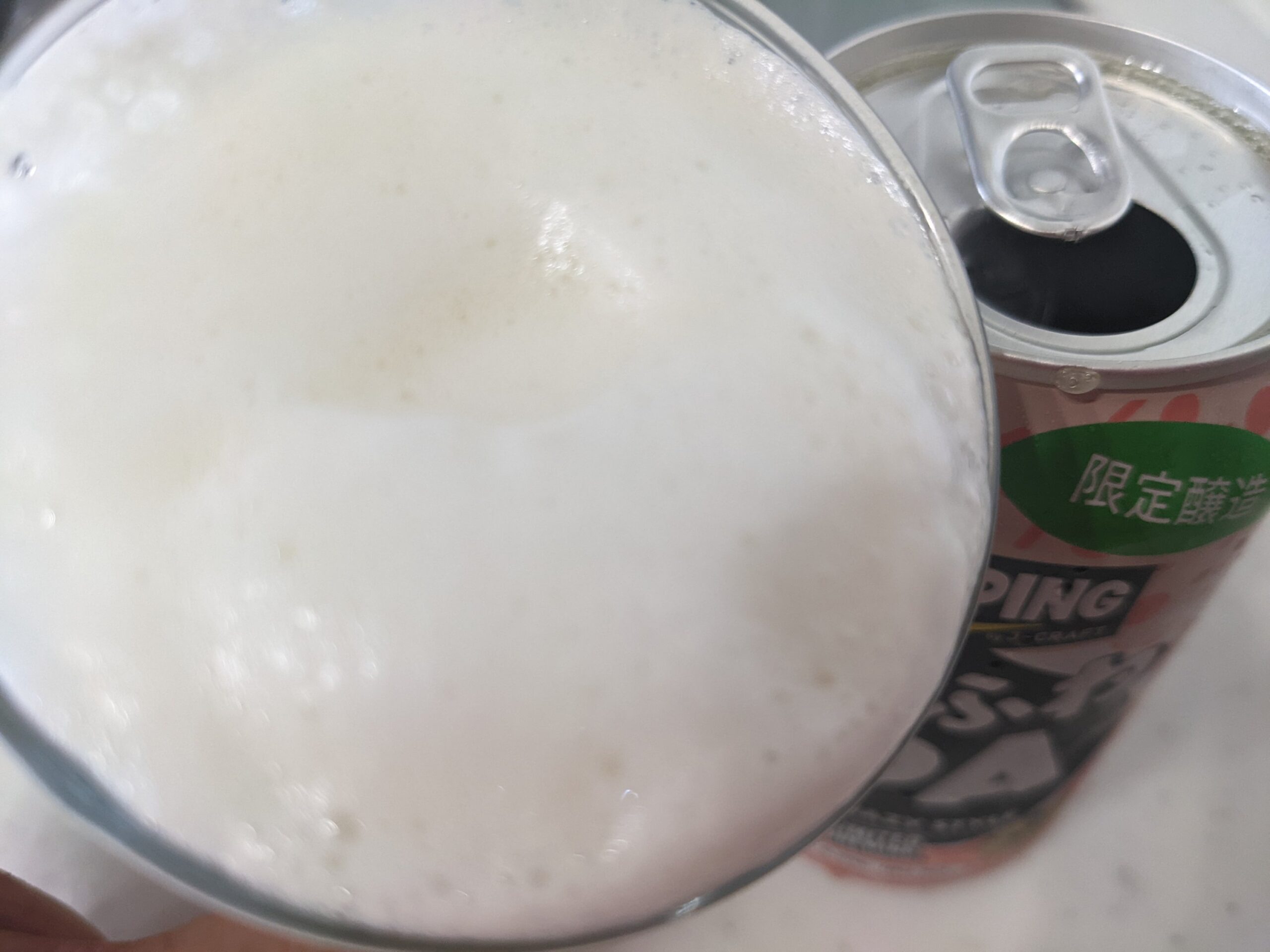 「ももふわIPA（J-CRAFT HOPPING）」を飲むところ