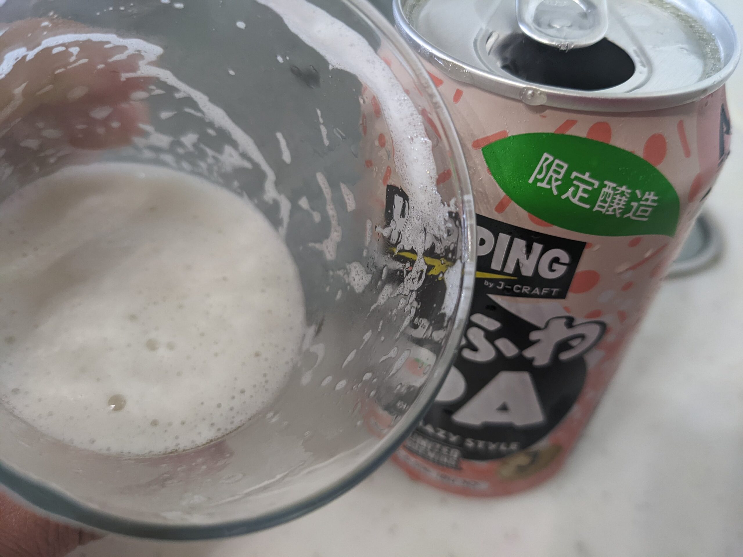 残り半分程のグラスに残った「ももふわIPA（J-CRAFT HOPPING）」