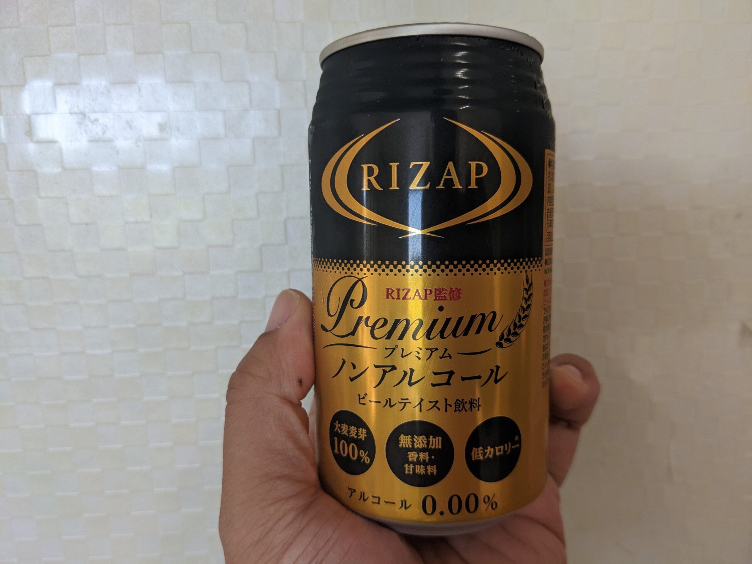 ライザップ監修の「ライザッププレミアムノンアルコールビール」を手で持っているところ