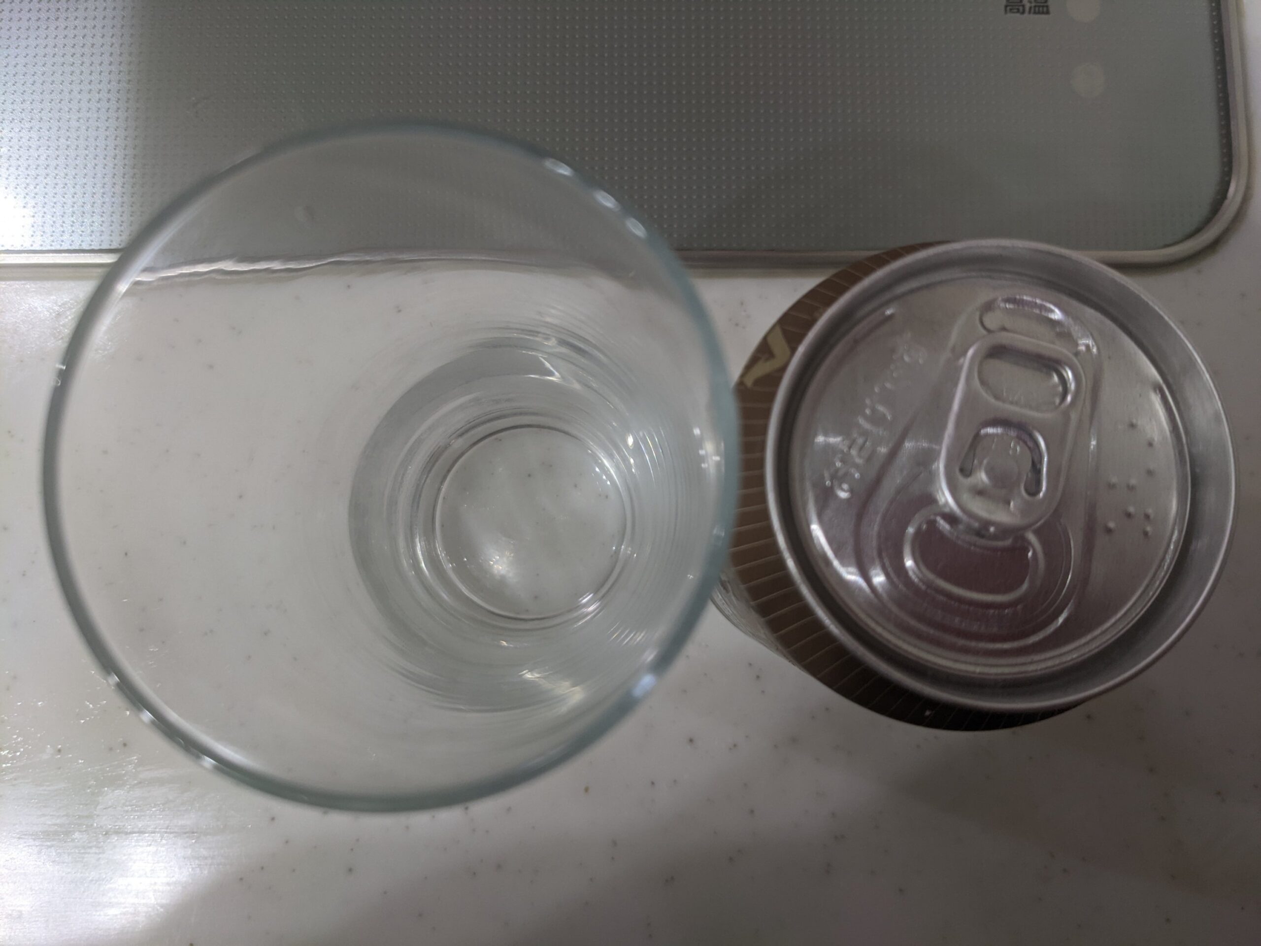 上から見たグラスと缶の「京都麦酒ブロンドエール」