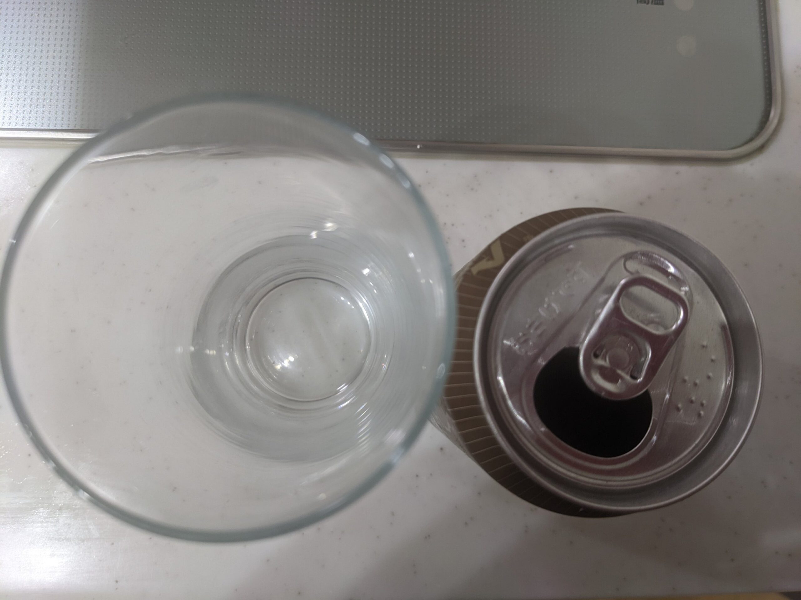 上から見たグラスと缶の「京都麦酒ブロンドエール」