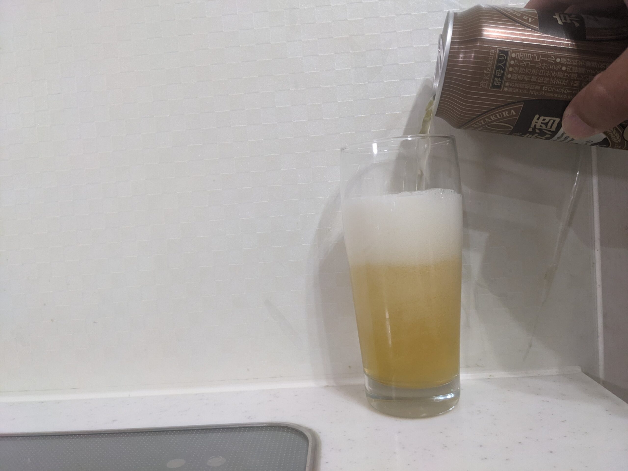 グラス7割程まで「京都麦酒ブロンドエール」を注いだところ