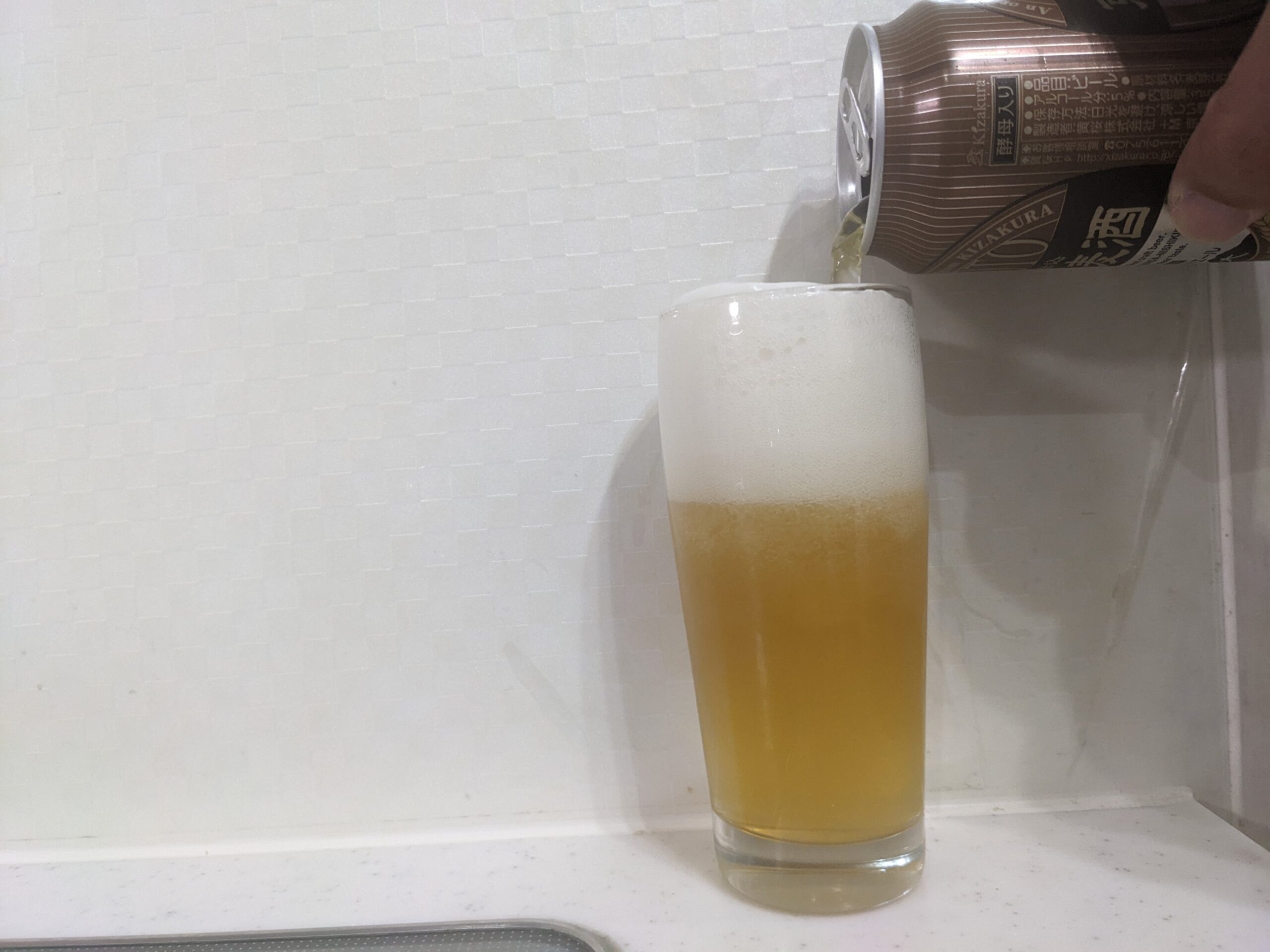 グラス9割程まで「京都麦酒ブロンドエール」を注いだところ