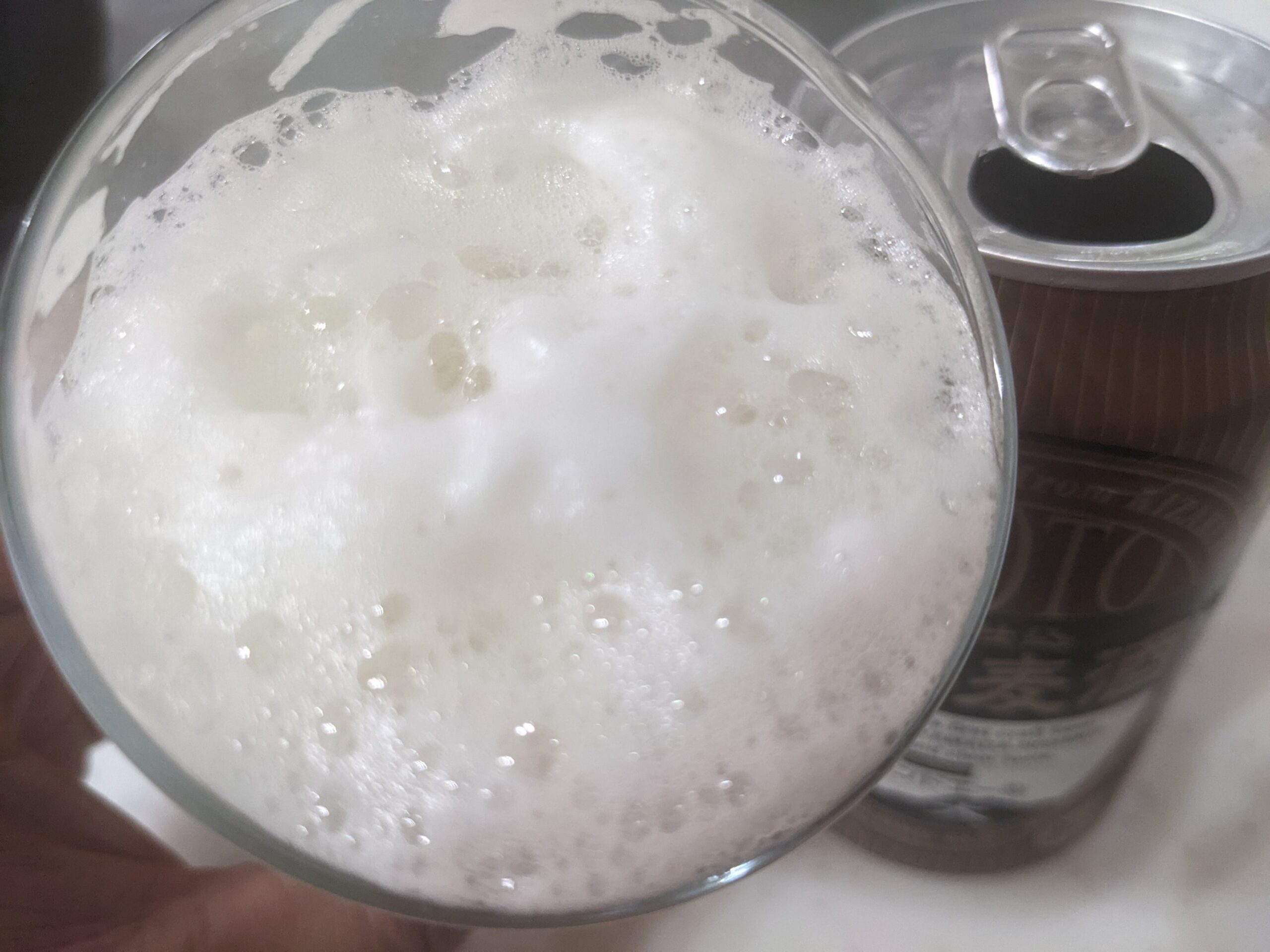 「京都麦酒ブロンドエール」を飲むところ