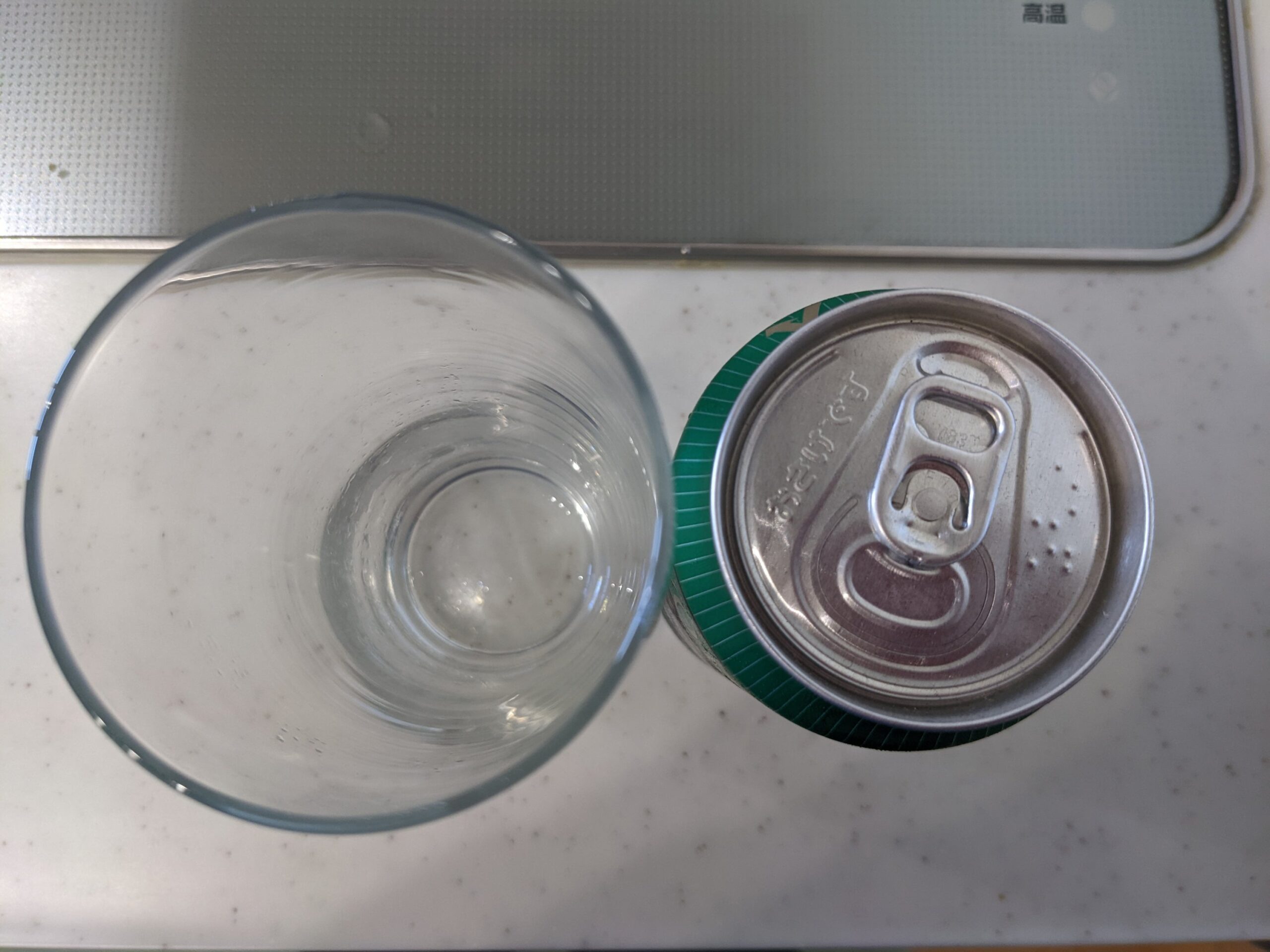 上から見たグラスと缶の「京都麦酒ゴールドエール 」