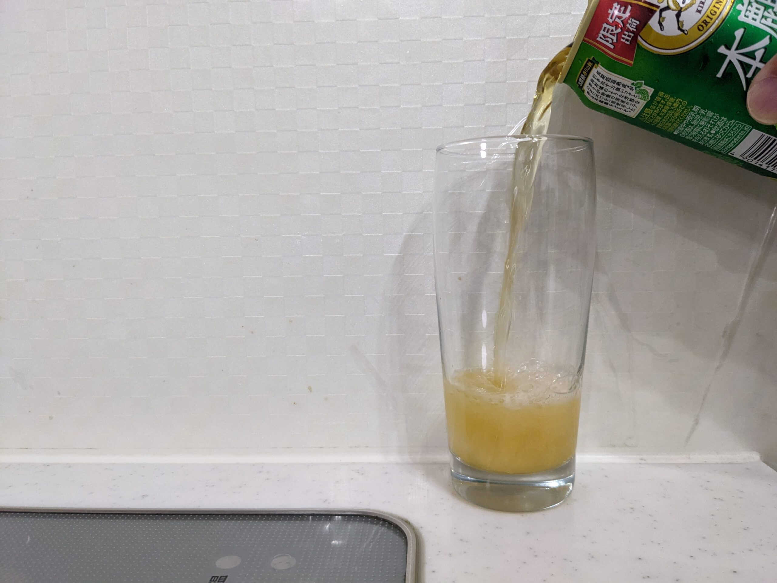 グラスに缶の「本麒麟香りの舞 」を注いだところ