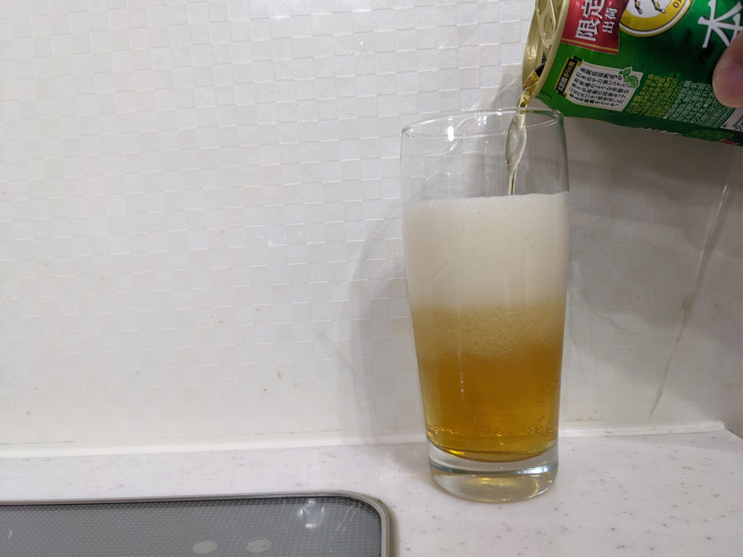グラスに「本麒麟香りの舞 」を半分程注いだところ