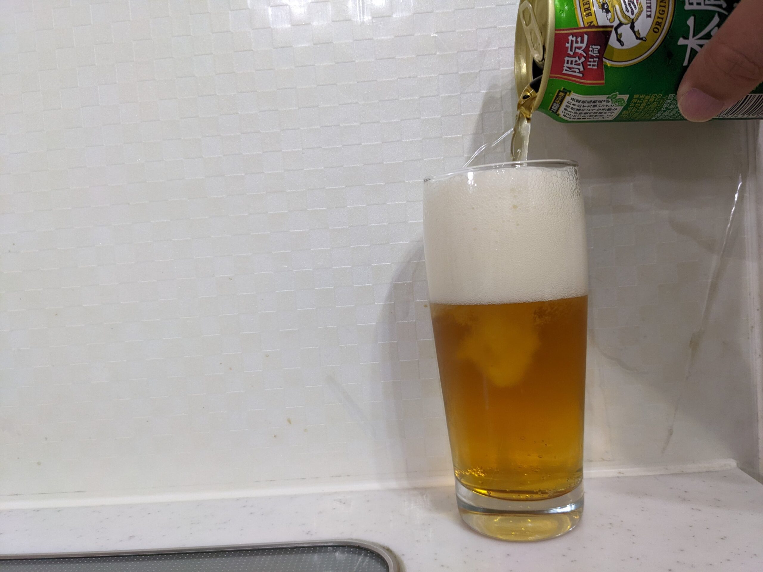 「本麒麟香りの舞 」をグラスいっぱいまで注いだところ