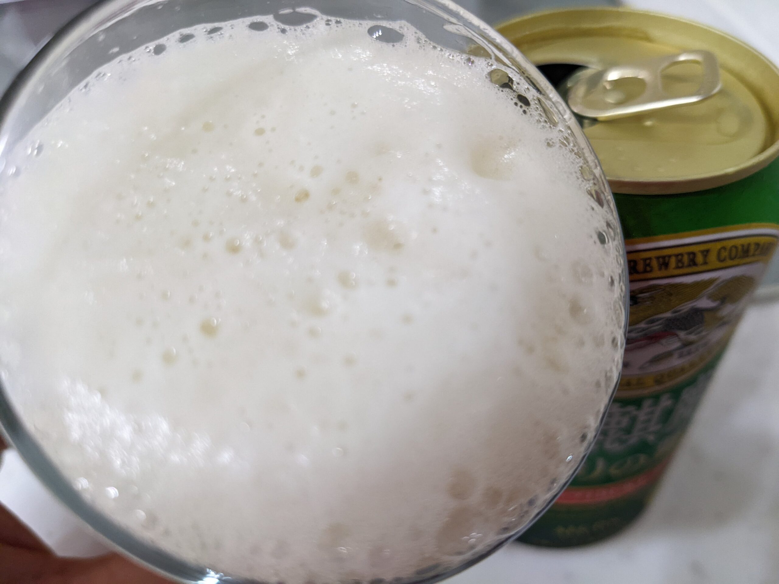 グラスに入った「本麒麟香りの舞 」を飲むところ