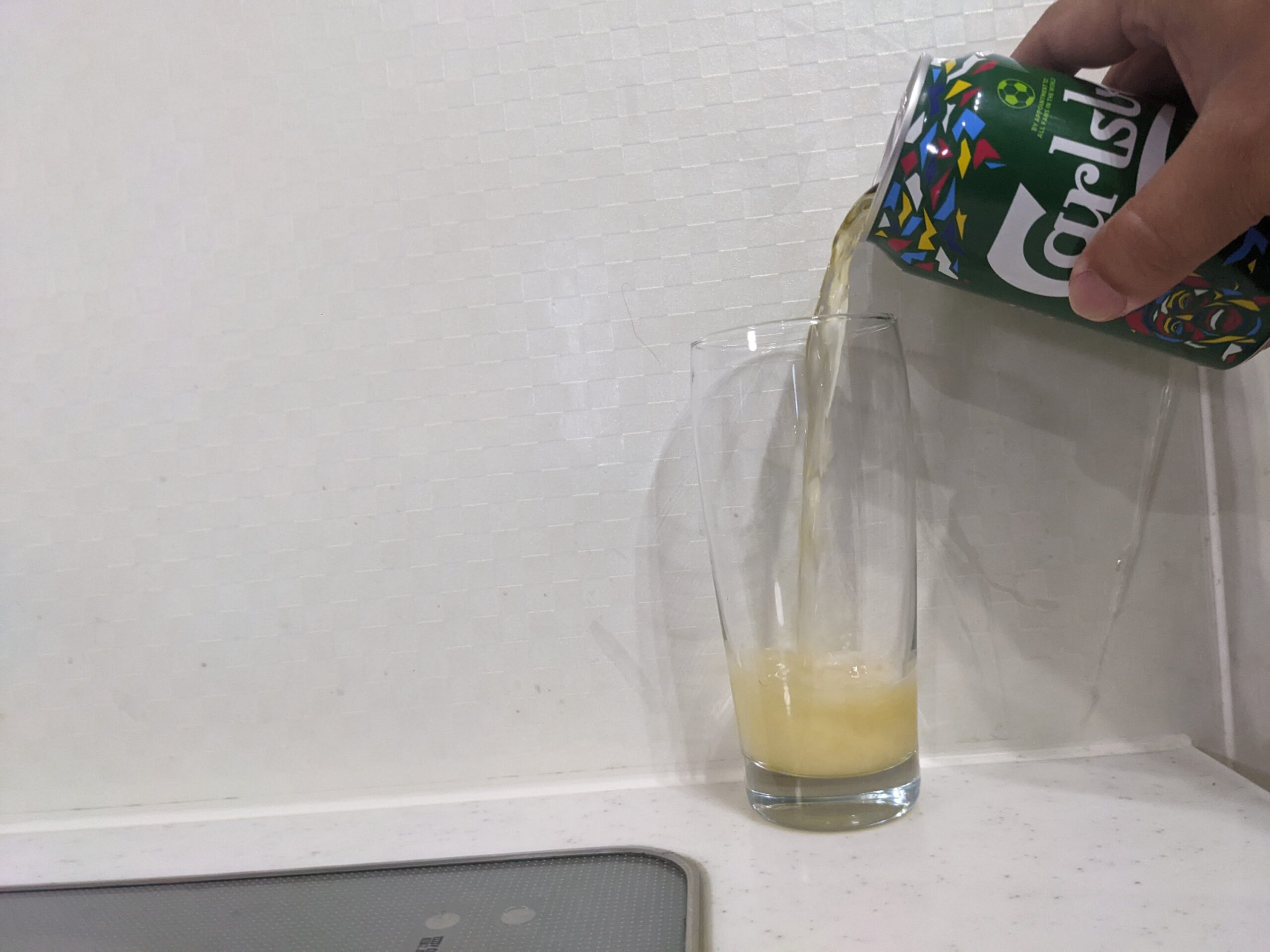 グラスに缶の「カールスバーグ」を注いだところ