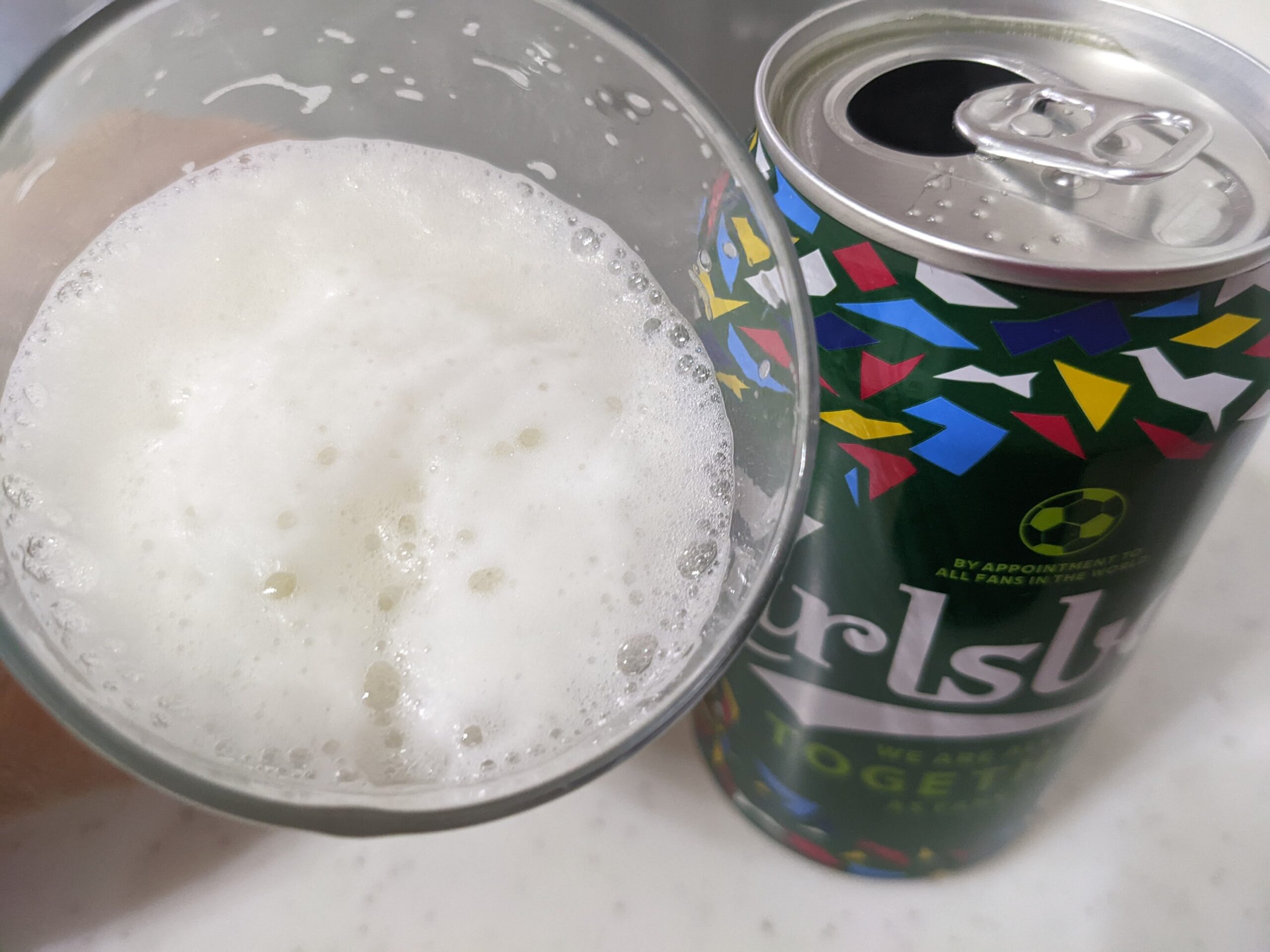 「カールスバーグ」を一口飲んだところ